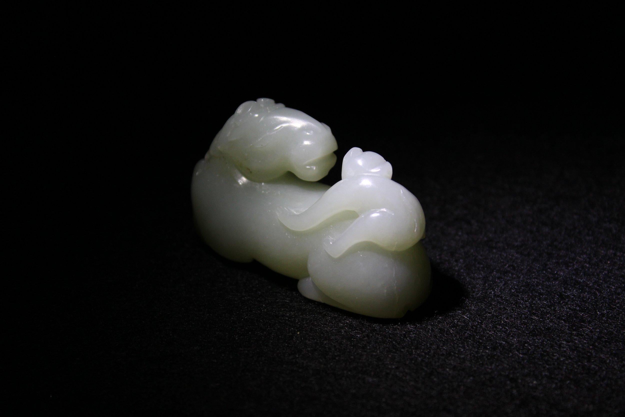 Celadon Jade Pferd und Affen aus Jade für Damen oder Herren im Angebot