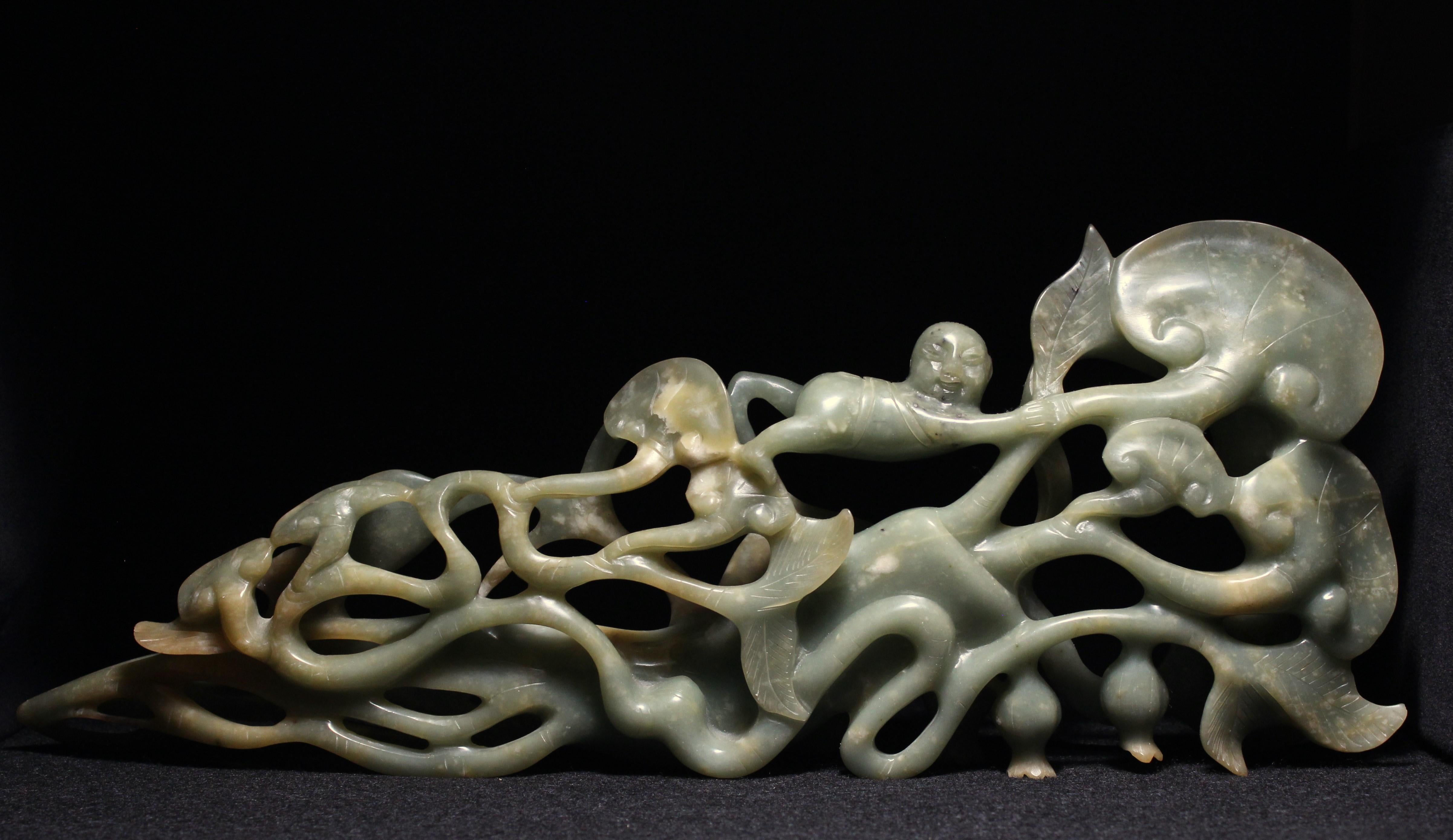 Questa scultura è un'opera aperta di grandi dimensioni, scolpita con giada celadon a forma di rami di lingzhi. I rami portano foglie, lingzhi e boccioli di fiori. In cima, un ragazzo è disteso e appeso ai rami. 

La scultura ha una forma triangolare