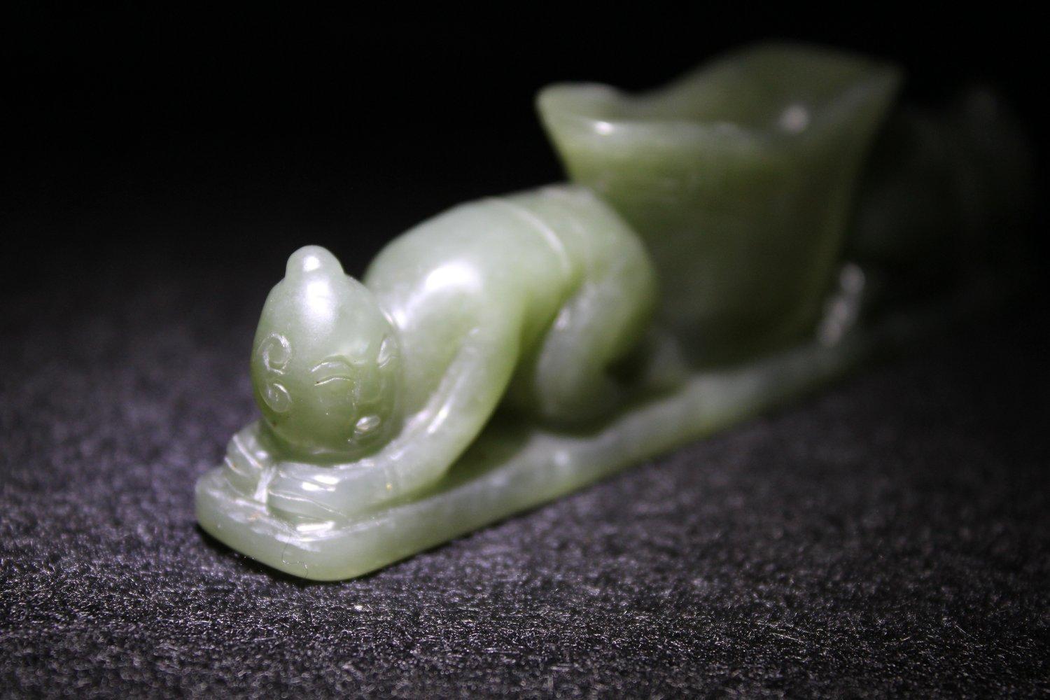 Green Jade Paperweight with Water Dropper, 19th Century For Sale 5