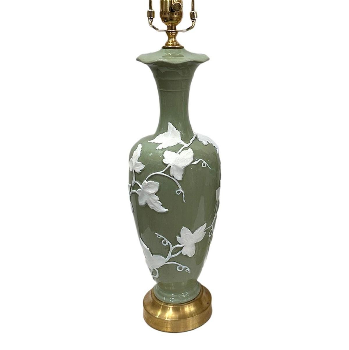Lampada francese in celadon del 1950 circa con motivo a fogliame.

Misure:
Altezza del corpo: 19
Altezza del paralume: 29