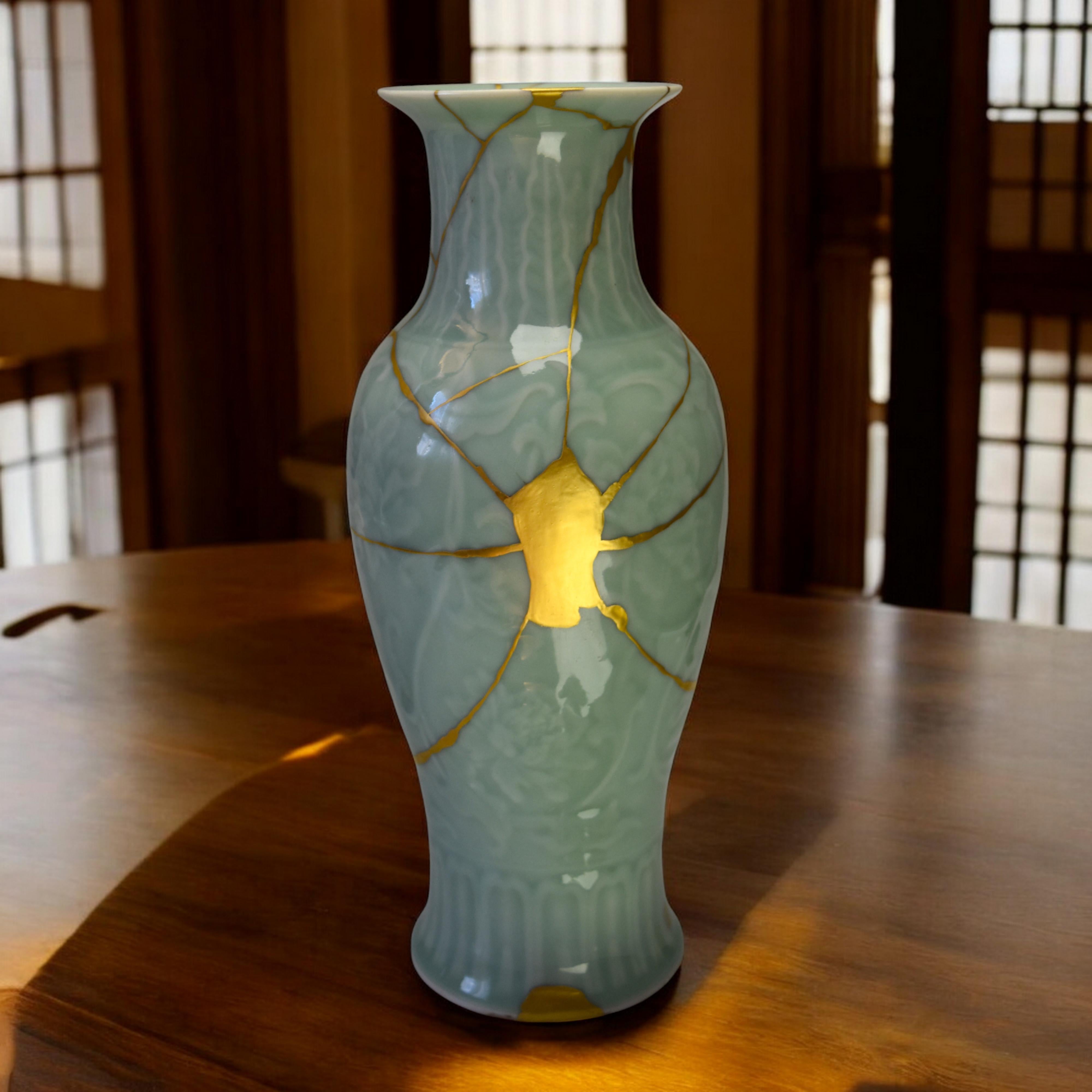 This celadon meiping vase, an authentic witness to the late 19th century, bears the imprint of traditional Chinese ceramics, magnified by a delicate floral underglaze decoration and the discreet mark of its creator. Its story is one of a