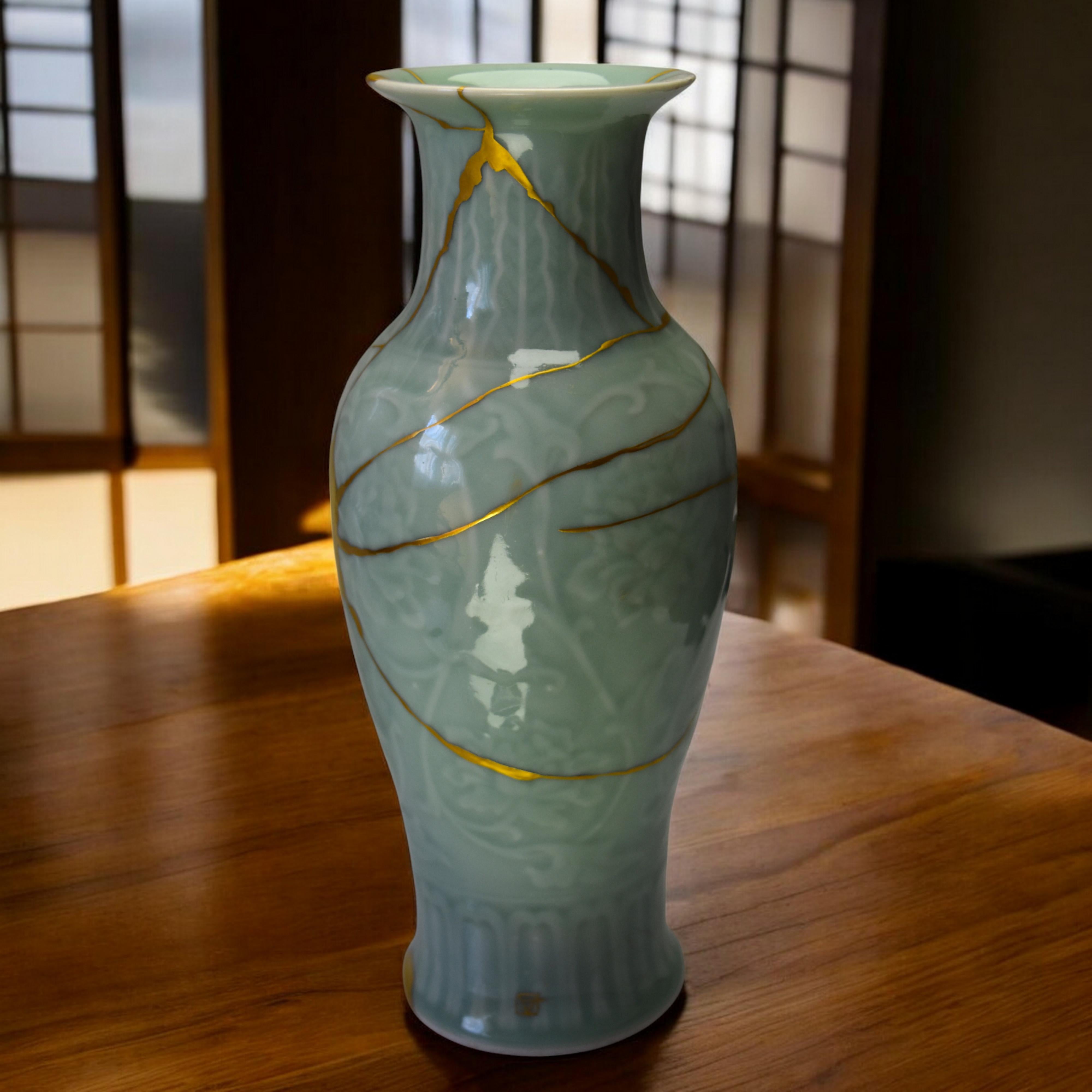 Celadon Meiping Vase with Kintsugi, Late 19th Century In Excellent Condition For Sale In MEAUX, FR