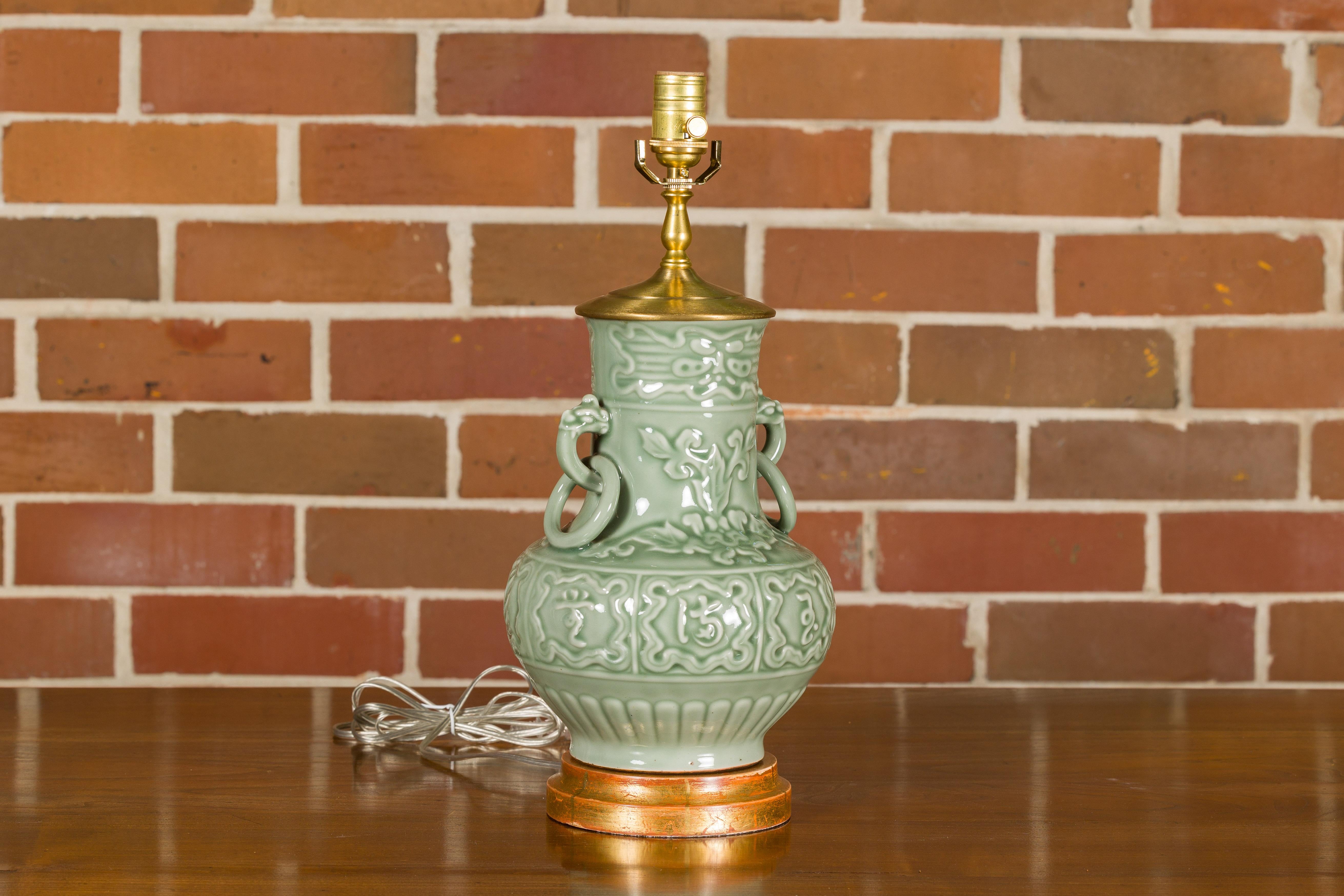 Celadon-Lampe aus der Mitte des Jahrhunderts mit erhabenen Motiven auf rundem vergoldetem Sockel, USA verdrahtet im Angebot 3