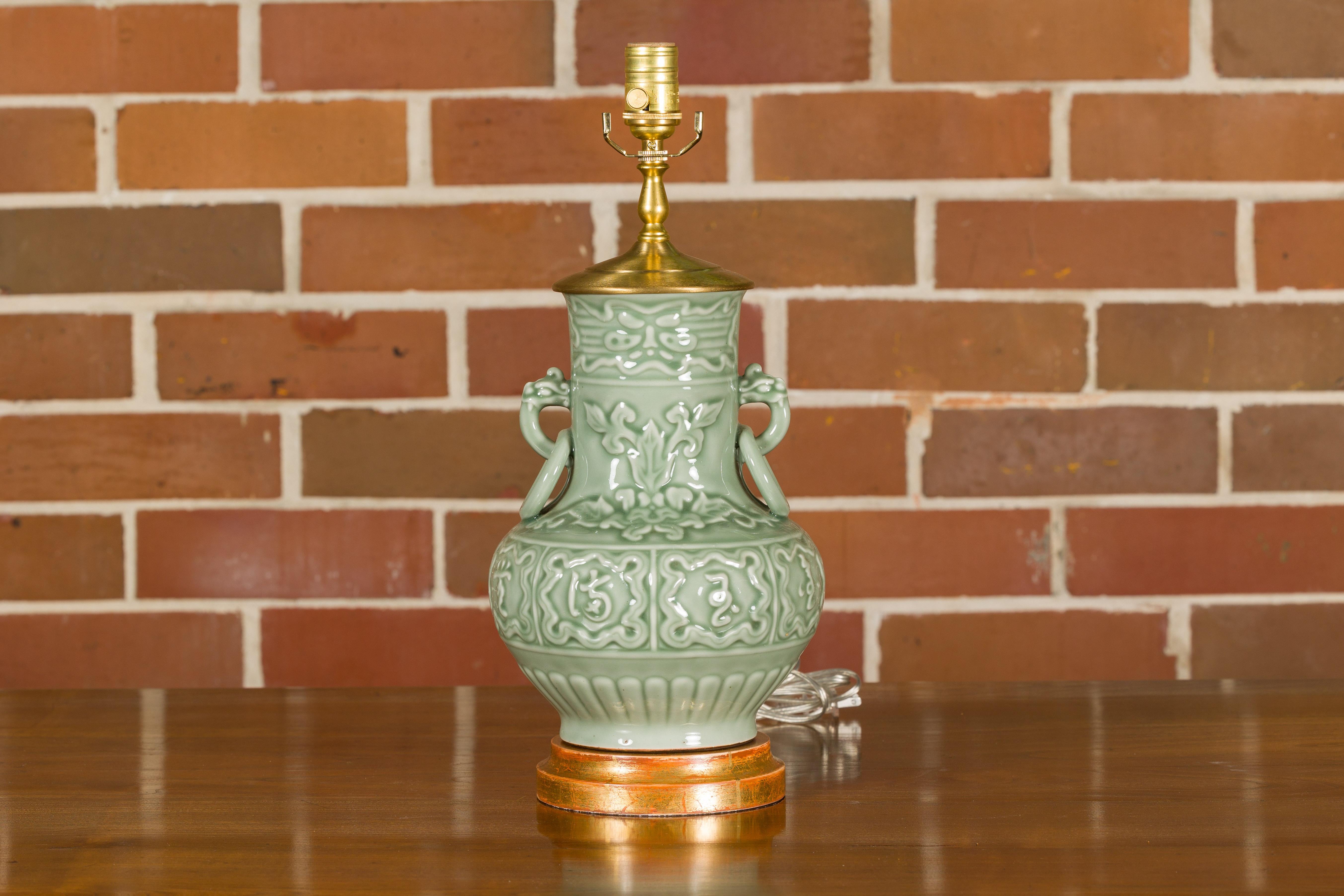 Celadon-Lampe aus der Mitte des Jahrhunderts mit erhabenen Motiven auf rundem vergoldetem Sockel, USA verdrahtet (Moderne der Mitte des Jahrhunderts) im Angebot