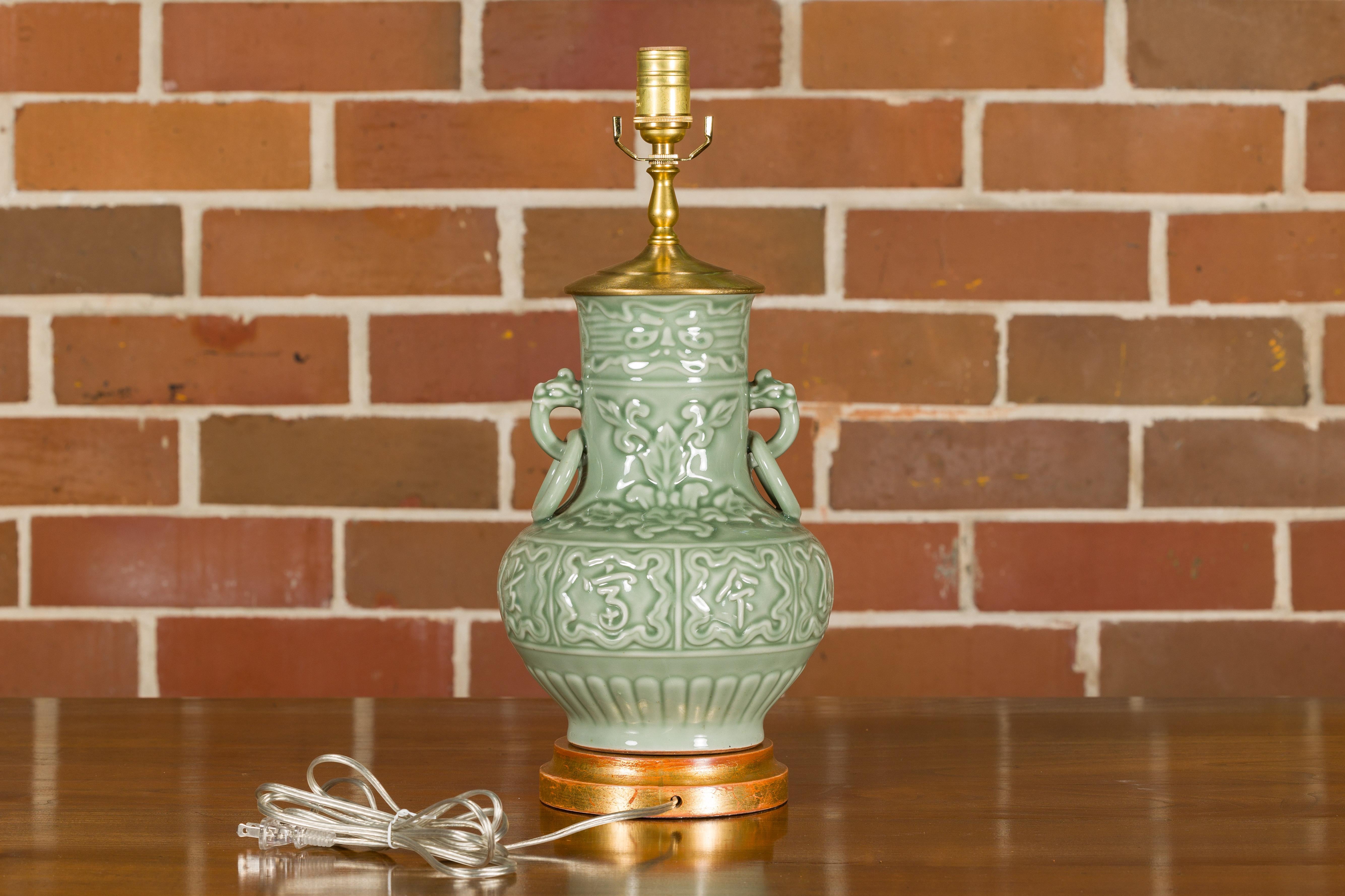 Celadon-Lampe aus der Mitte des Jahrhunderts mit erhabenen Motiven auf rundem vergoldetem Sockel, USA verdrahtet im Zustand „Gut“ im Angebot in Atlanta, GA