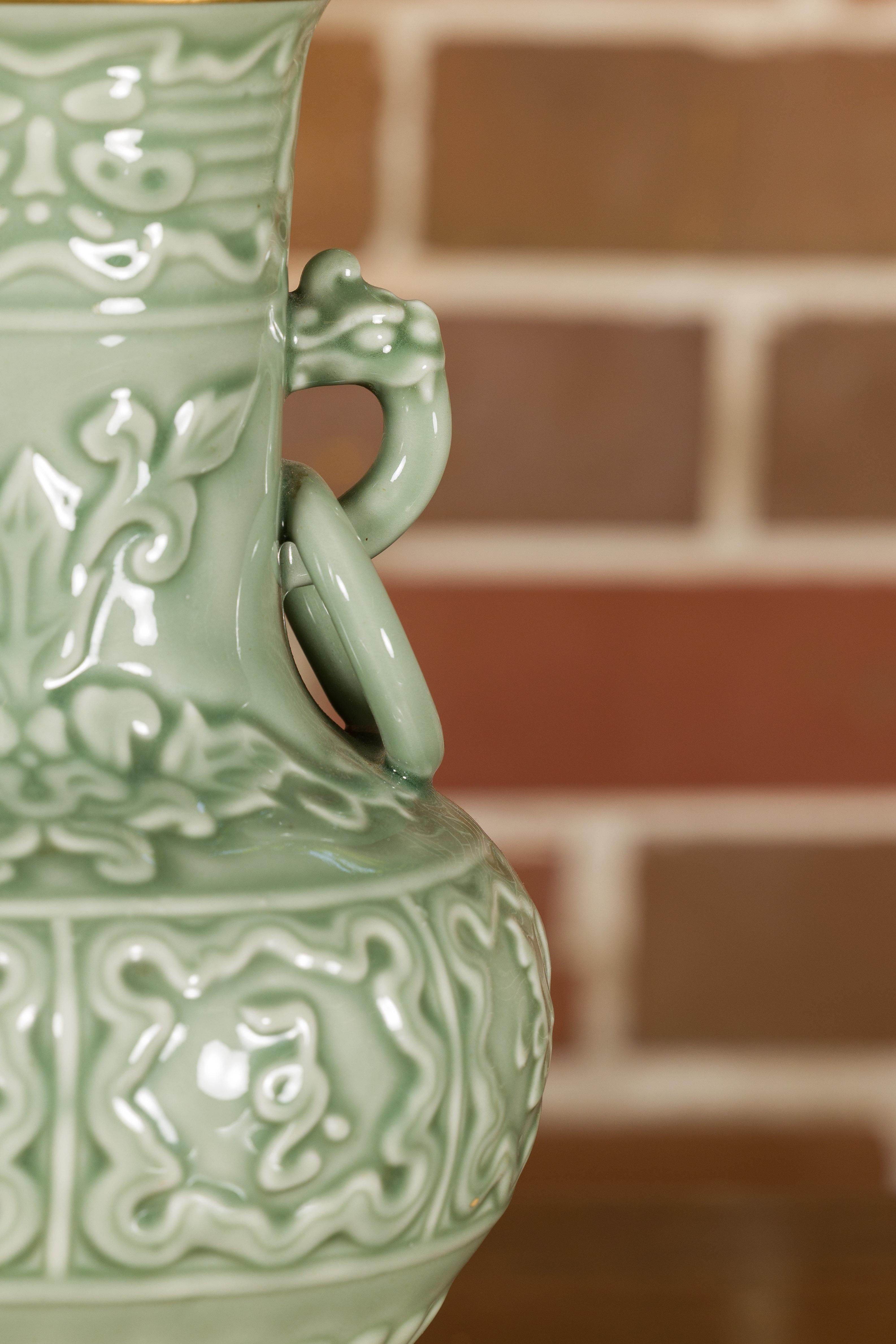 Lámpara Celadón de Mediados de Siglo con Motivos en Relieve sobre Base Circular Dorada, Con Cable USA en venta 2