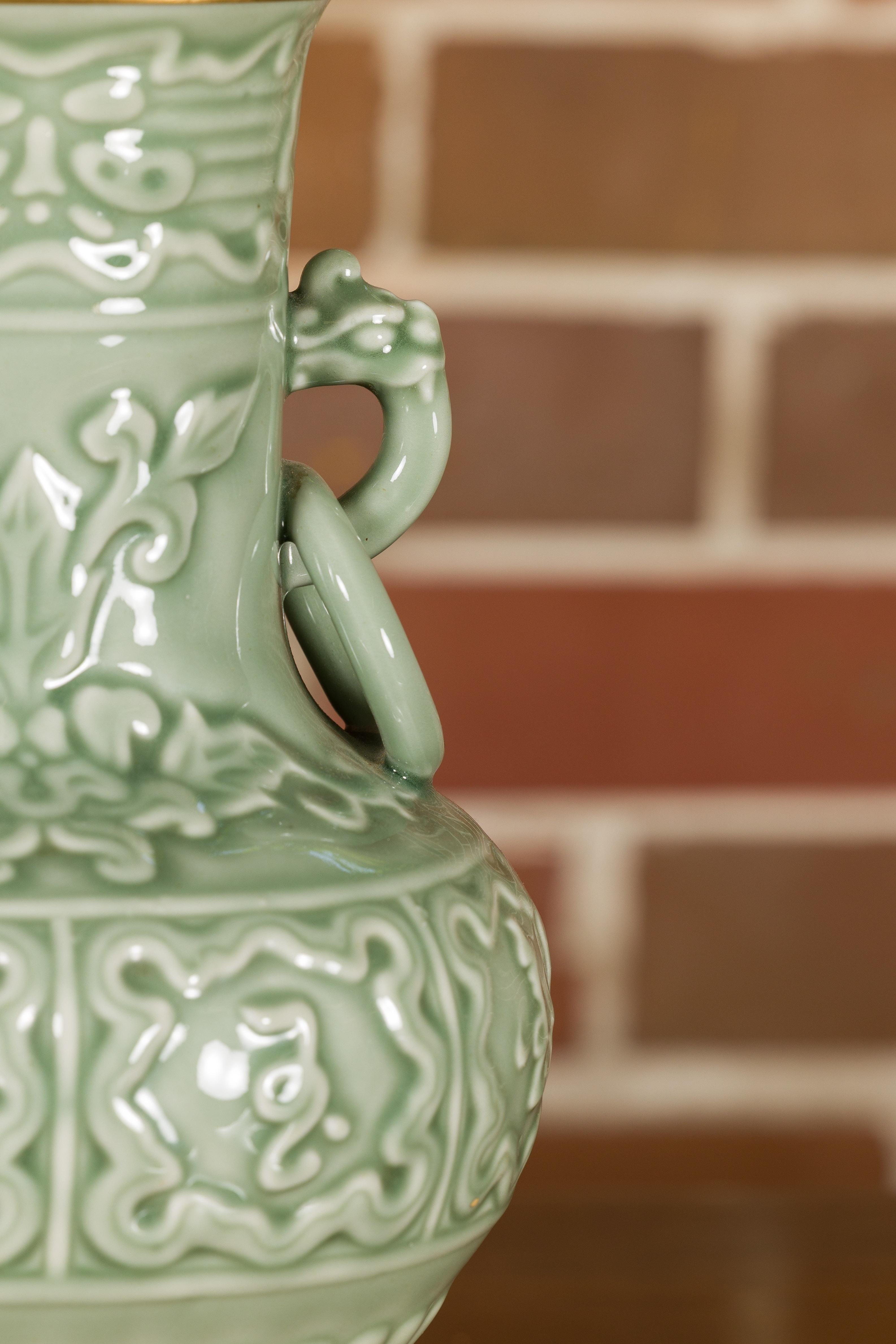 Celadon-Lampe aus der Mitte des Jahrhunderts mit erhabenen Motiven auf rundem vergoldetem Sockel, USA verdrahtet im Angebot 2