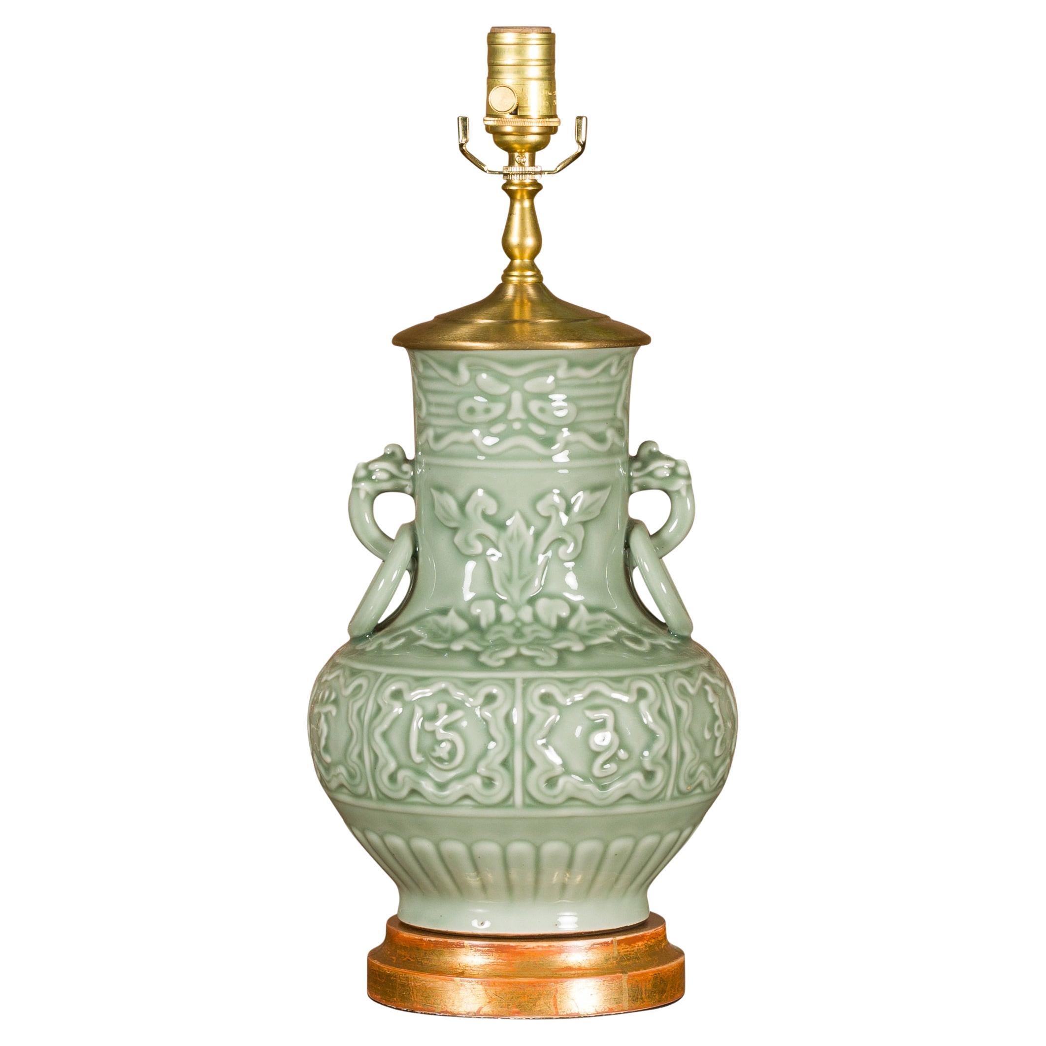 Lampe céladon du milieu du siècle dernier avec motifs en relief sur socle circulaire doré, USA câblée