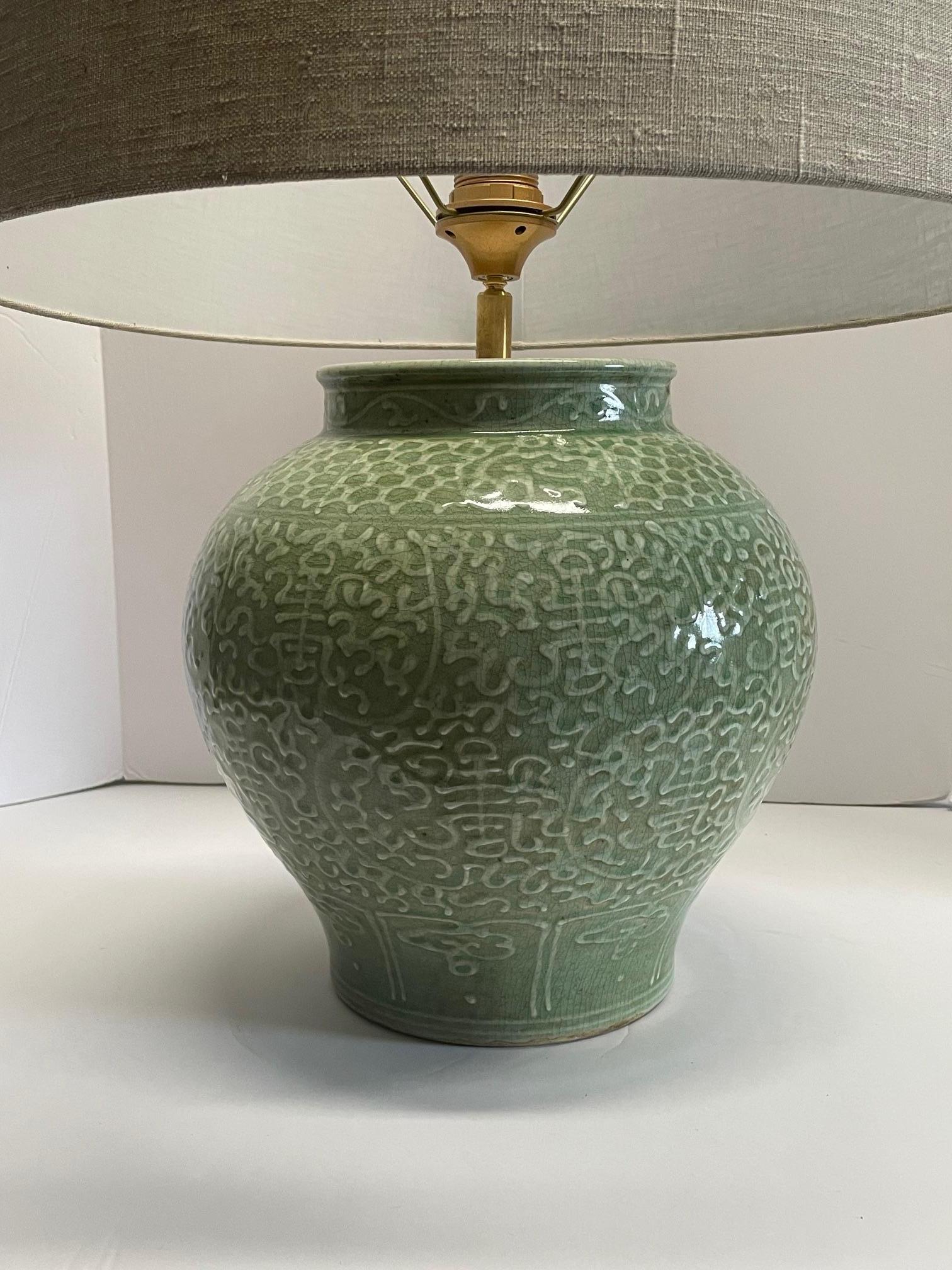 Paire de lampes contemporaines chinoises en céladon à motif d'ensemble.
Nouvelles teintes de lin belge.
La base mesure 12 