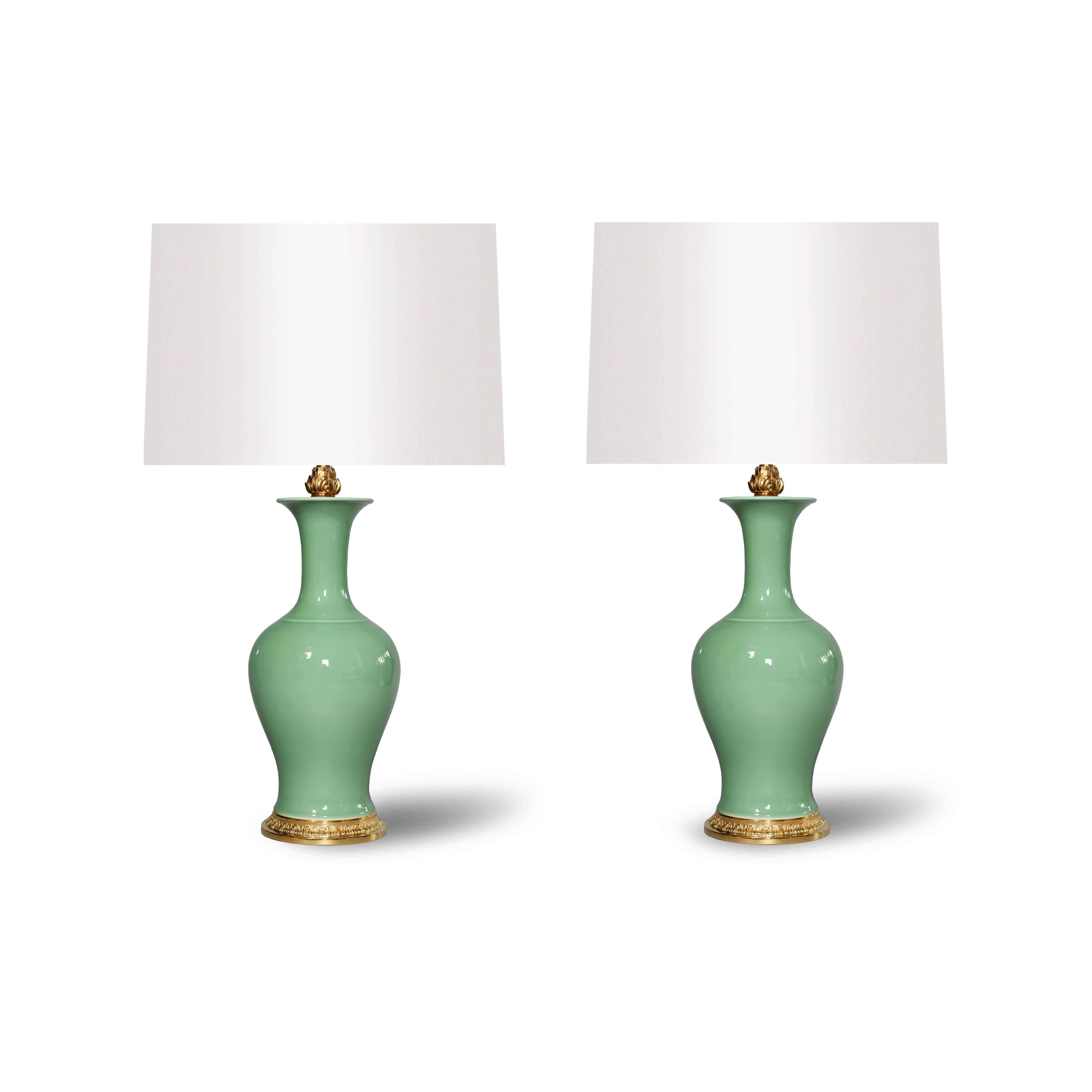Paar Lampen aus Celadon-Porzellan mit vergoldeten Sockeln.

Bis zur Spitze der Vase 15,5 Zoll 

Die Lampenschirme sind nicht im Lieferumfang enthalten.

