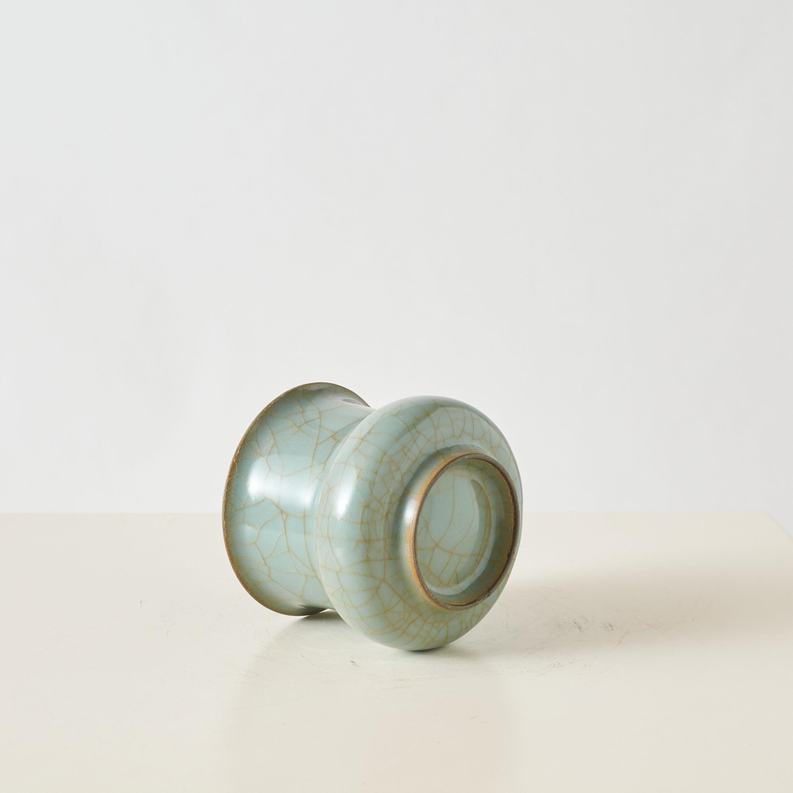 Celadon-Porzellan Zhadou

Porzellangefäß mit rundem Körper, ausgestelltem Hals und breitem Rand. Mit einer bläulichen Seladonglasur mit goldenen Craquelés, die sich am Rand verjüngt und über dem Fuß endet, um den hellgrauen Körper freizulegen.