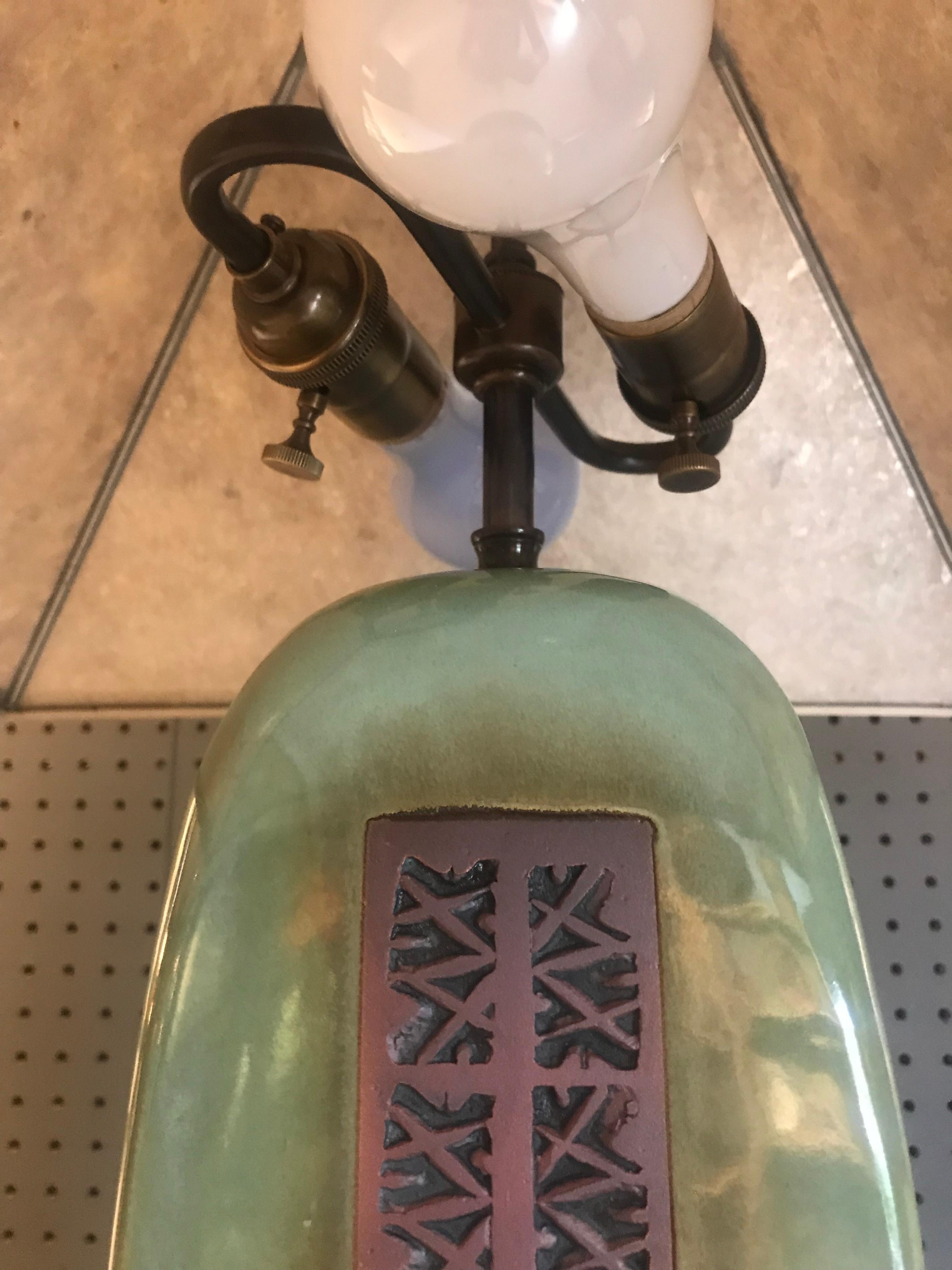 Grès porcellanato Lampada in gres Celadon unica nel suo genere con paralume in mica d'argento in vendita