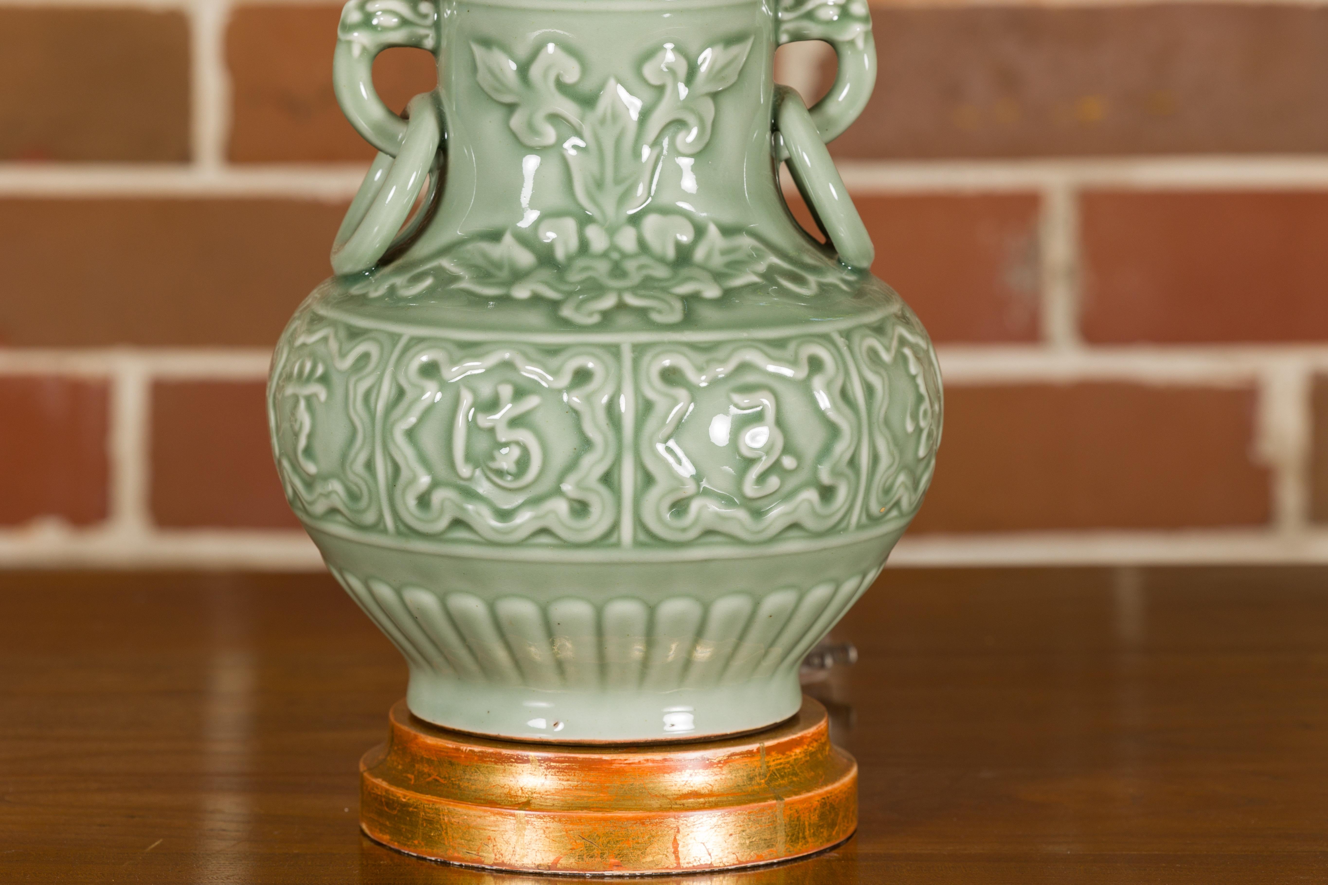 Celadon-Tischlampe mit erhabenen Motiven auf rundem vergoldetem Sockel, verdrahtet für die USA im Angebot 2