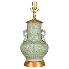 Celadon-Tischlampe mit erhabenen Motiven auf rundem vergoldetem Sockel, verdrahtet für die USA