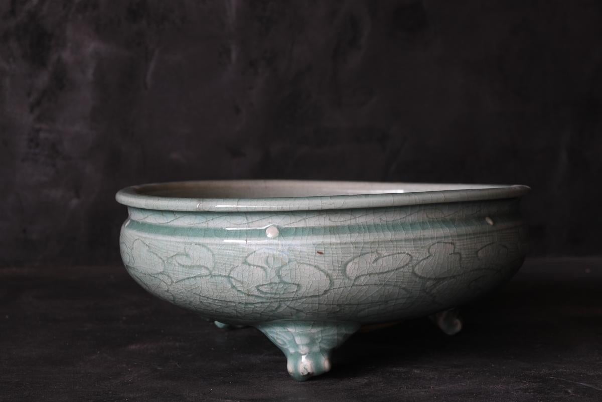 Celadon Incense Burner with Peony Arabesque Design/Chinese Antique/14th-17th C For Sale 7