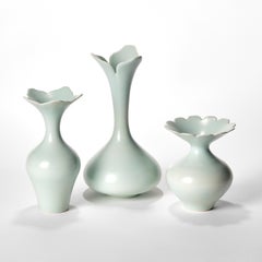 Celadon Trio, nature morte de trois vases en porcelaine moulée à la main par Vivienne Foley