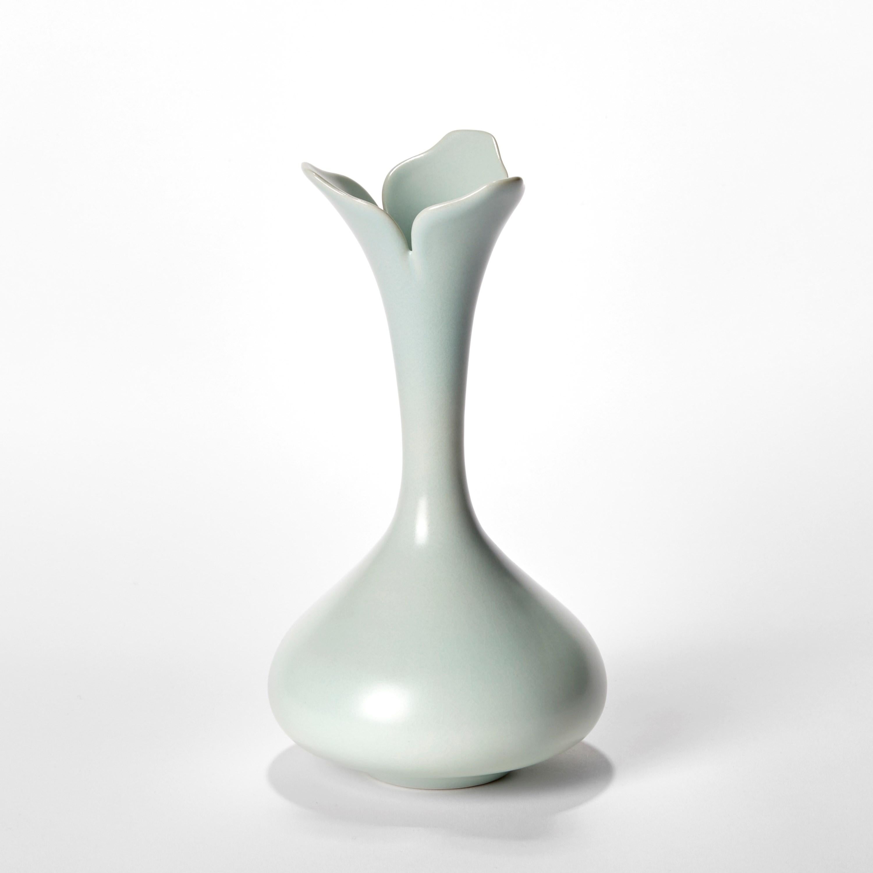 Britannique Celadon Trio, nature morte de trois vases en porcelaine moulée à la main par Vivienne Foley en vente