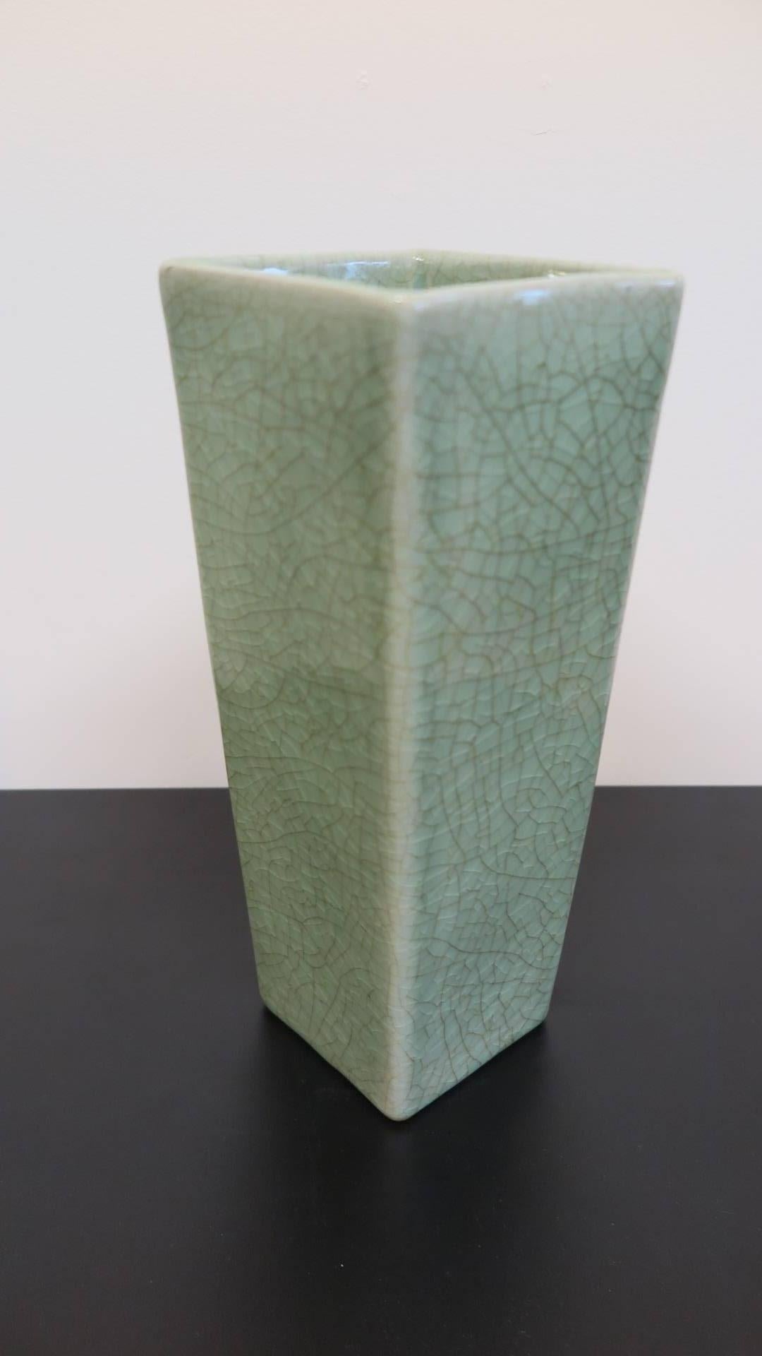 Handcrafted Celadon vase with accentuated crackle glaze, late 20th century Thailand,
Celadon vase, Oblesik shaped, Excellent condition.