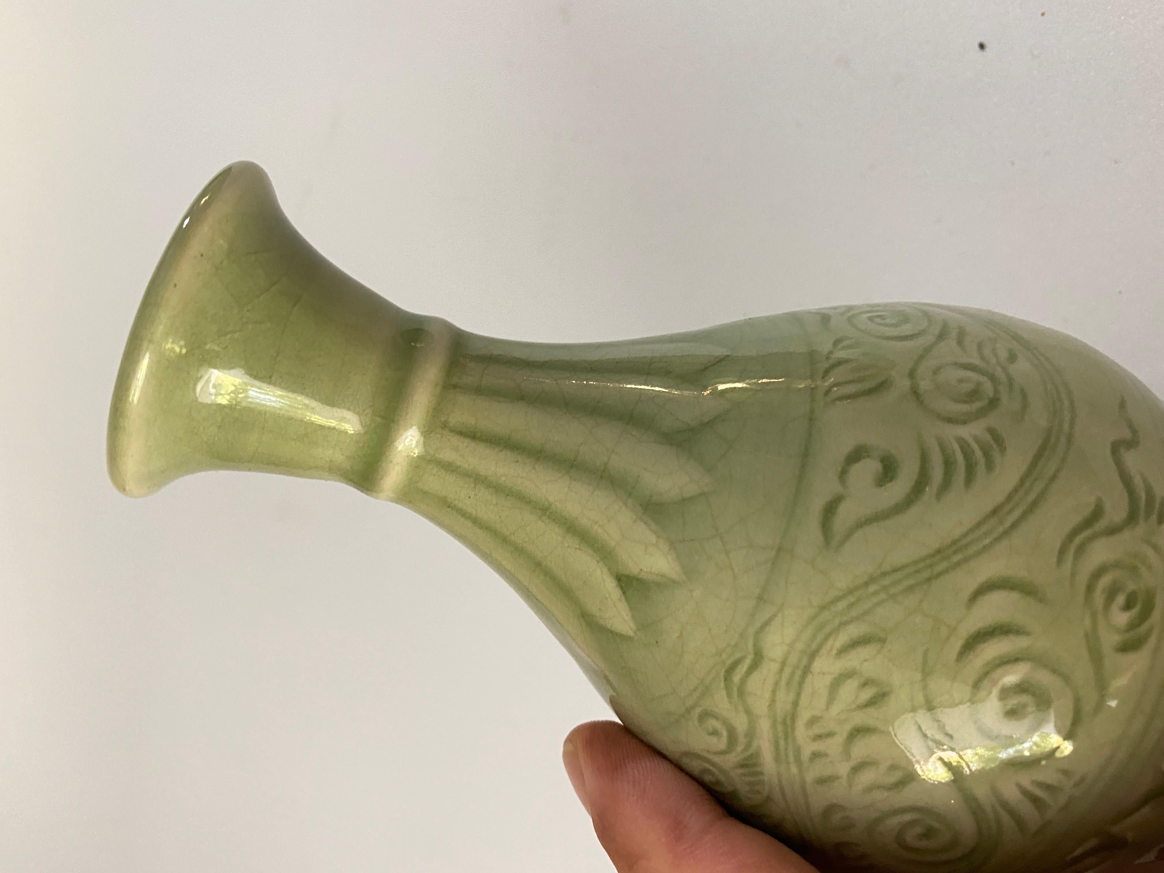 Celadon-Vase, in einer grünen Farbe, Keramik, Mitte des 20. Jahrhunderts, hergestellt in China (Chinesischer Export) im Angebot
