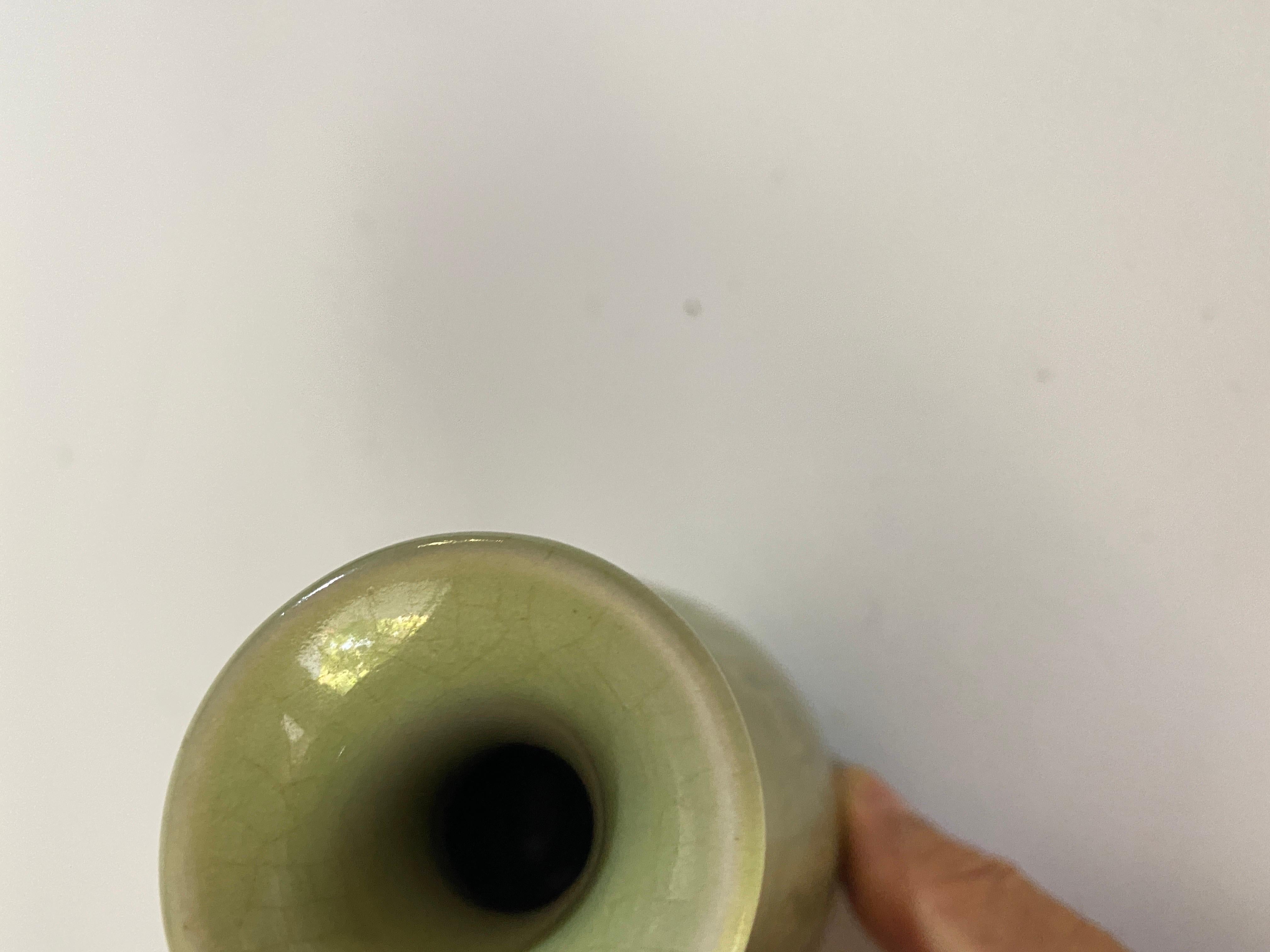 Celadon-Vase, in einer grünen Farbe, Keramik, Mitte des 20. Jahrhunderts, hergestellt in China (Chinesisch) im Angebot