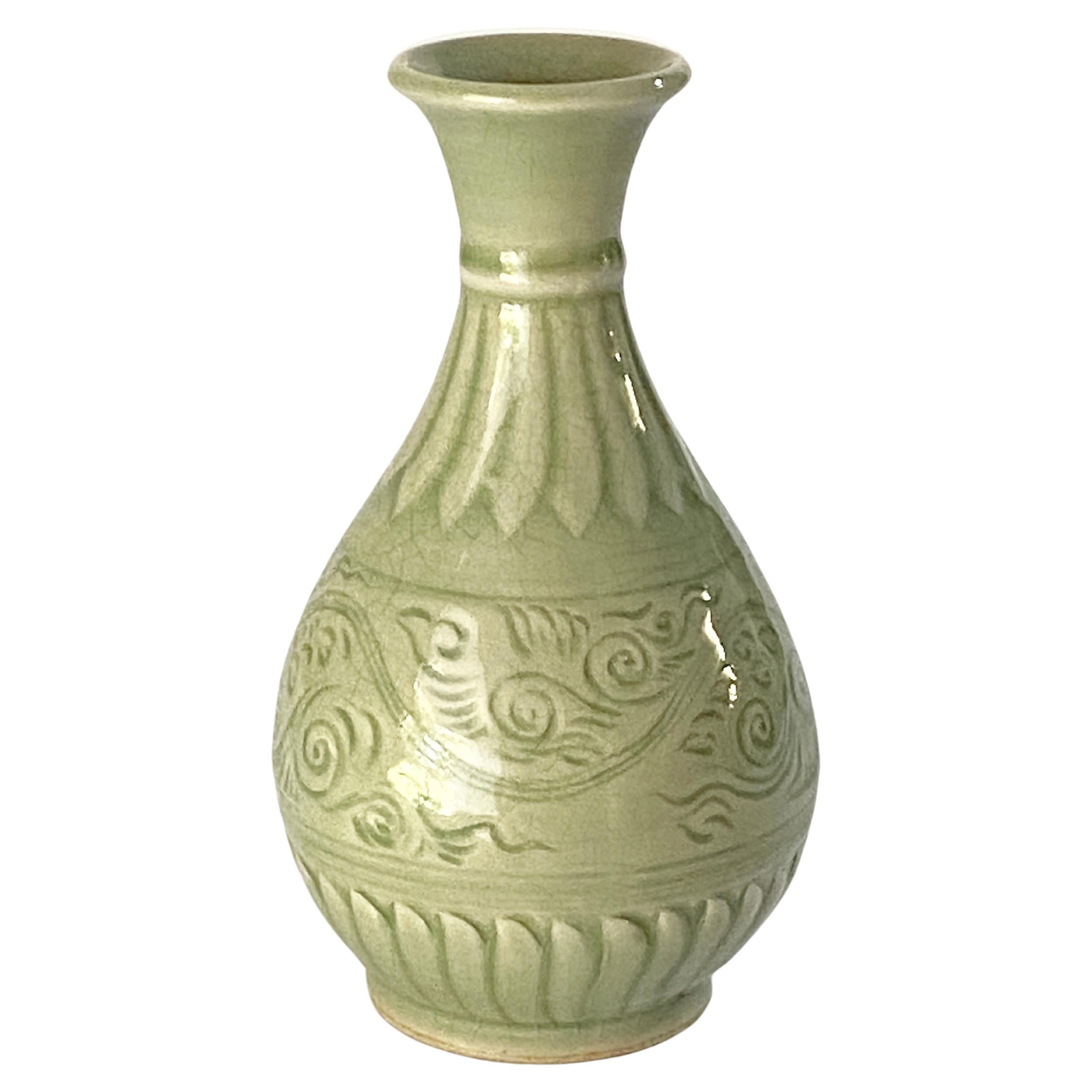 Celadon-Vase, in einer grünen Farbe, Keramik, Mitte des 20. Jahrhunderts, hergestellt in China im Angebot