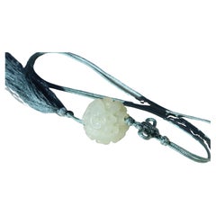 Pendentif en jade blanc céladon - Chilong ajouré et motif de nuage,  & Gland en soie