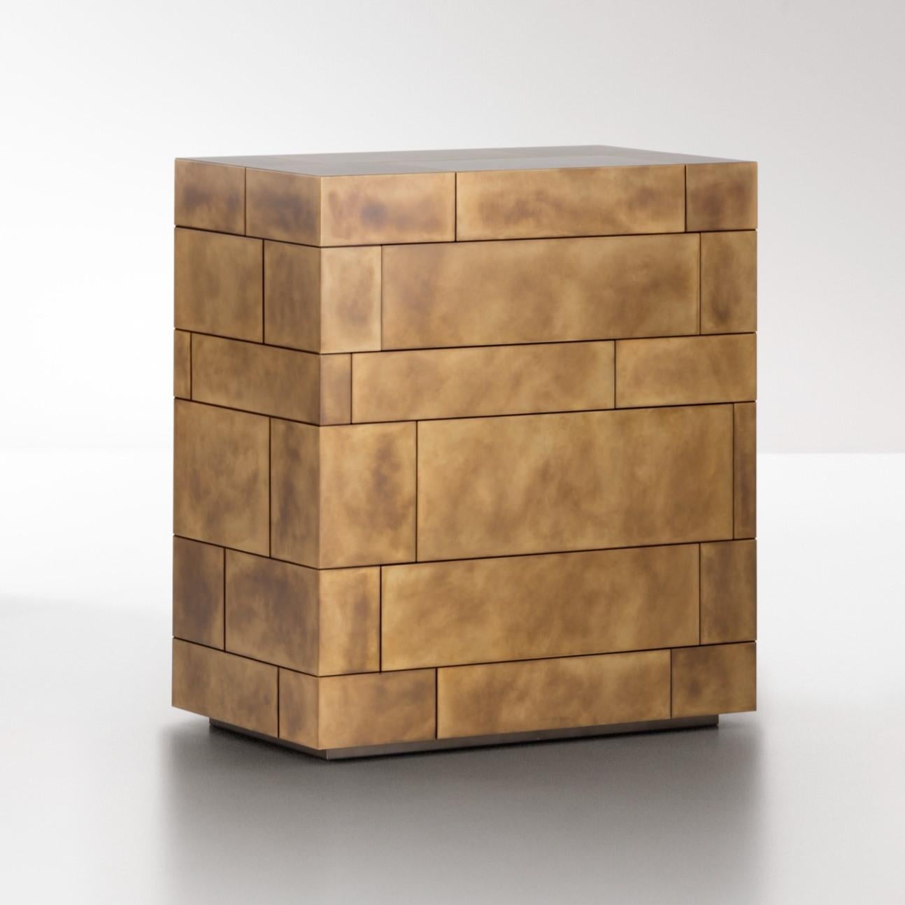Cassettiera Celato di De Castelli
Dimensioni: L. 75 x P. 40 x H. 82 cm
Materiali: Ottone DeLabré a strisce, Wood Wood Wood naturale
Sono disponibili anche versioni in rame e in acciaio inox. Contattaci per qualsiasi richiesta.

Celato è un