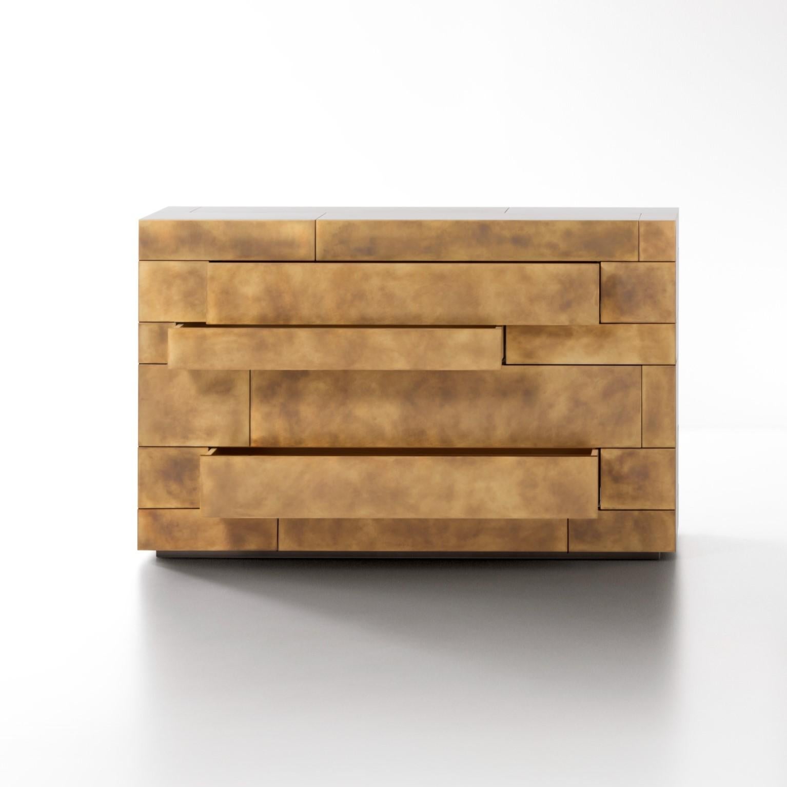 Cassettiera Celato di De Castelli
Dimensioni: L 130 x P 46 x H 82 cm
Materiali: Ottone DeLabré a strisce, Wood Wood Wood naturale
Sono disponibili anche versioni in rame e in acciaio inossidabile. Contattaci per qualsiasi richiesta.

Celato è un