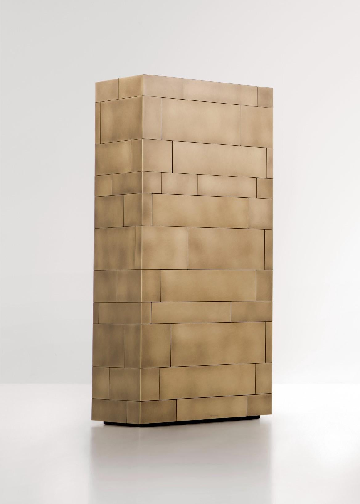 Cassettiera Celato di De Castelli
Dimensioni: L 160 x P 40 x H 162 cm
Materiali: Ottone DeLabré a strisce, Wood Wood Wood naturale
Sono disponibili anche versioni in rame e in acciaio inossidabile. Contattaci per qualsiasi richiesta.

Celato è un