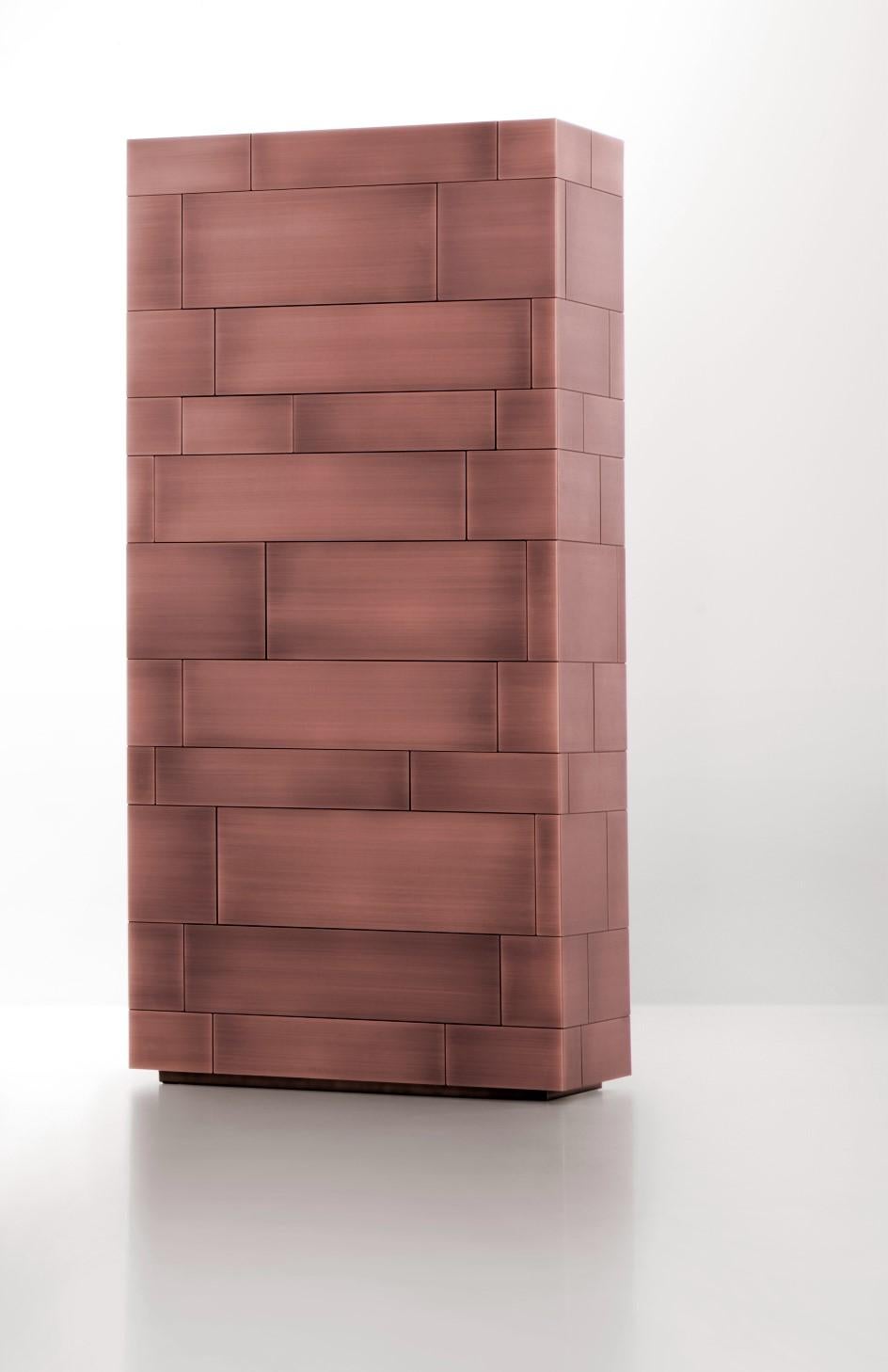 Cassettiera Celato di De Castelli
Dimensioni: L 160 x P 40 x H 162 cm
Materiali: Rame DeLabré a strisce, Wood Wood Wood naturale
Sono disponibili anche versioni in ottone e acciaio inossidabile. Contattaci per qualsiasi richiesta.

Celato è un