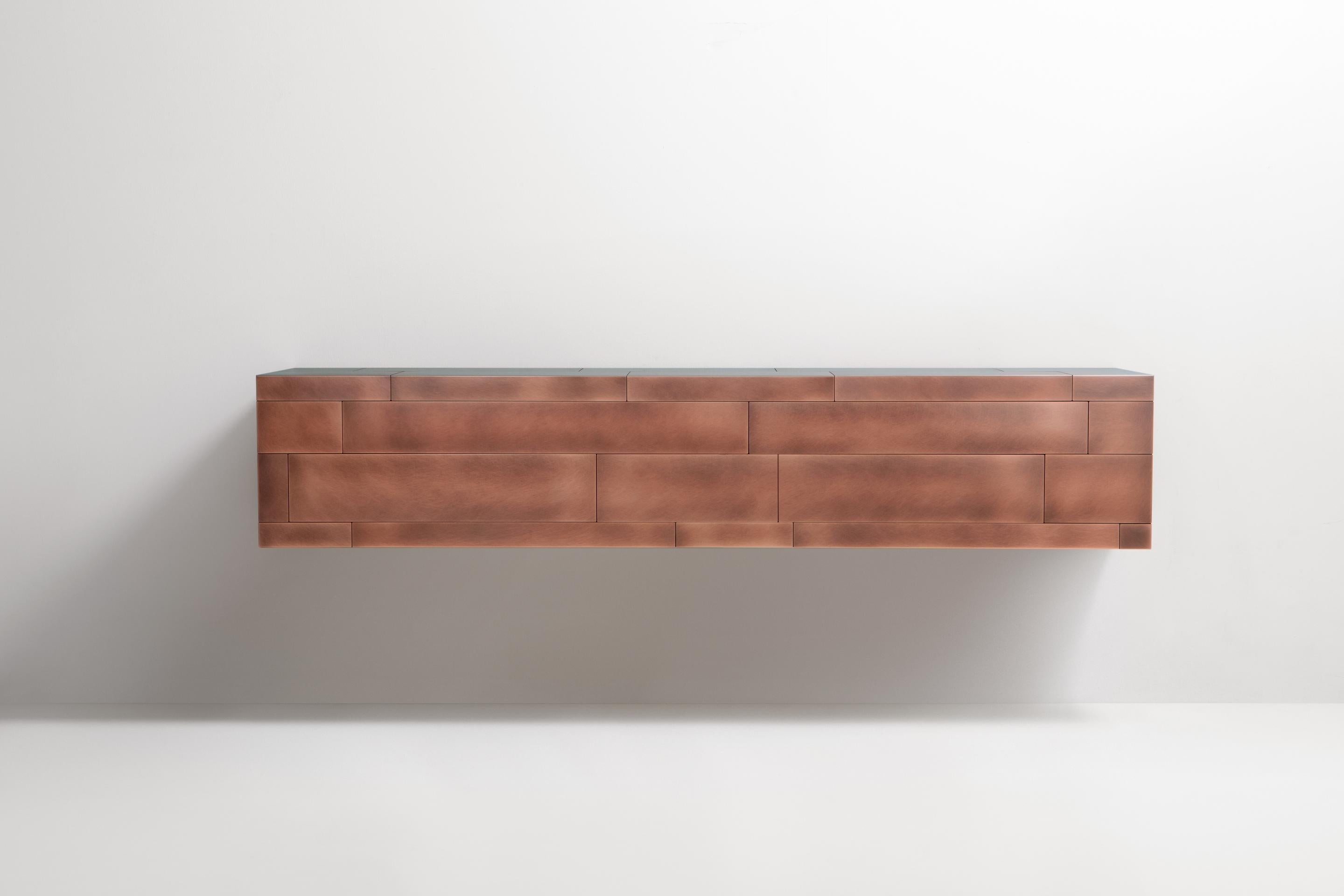 Console murale Celato de De Castelli
Dimensions : L 220 x D 45 x H 43 cm
MATERIAL : Cuivre strié DeLabré, bois chêne naturel
Des versions en laiton et en acier inoxydable sont également disponibles. N'hésitez pas à nous contacter pour toute
