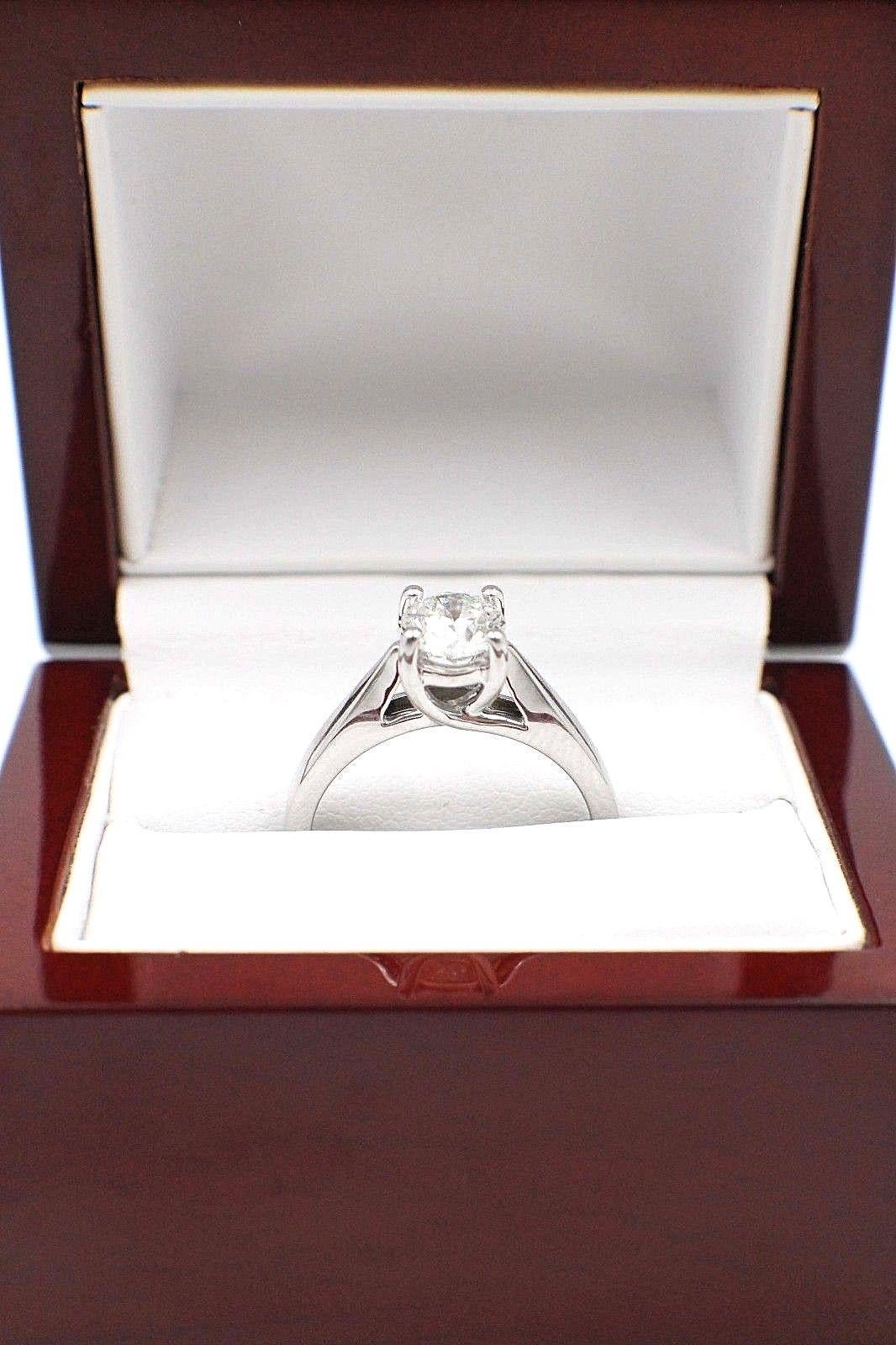 Bague de fiançailles de célébration en or blanc 14 carats avec diamant taille ronde idéale de 0,98 carat I I1 en vente 7