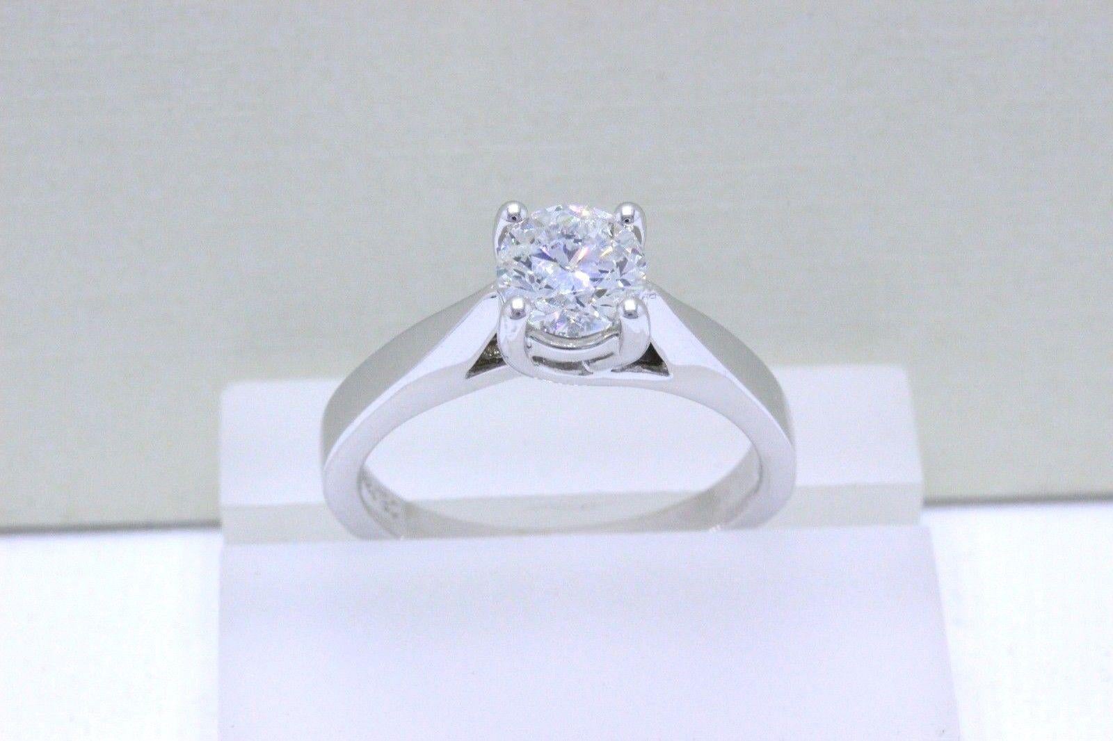 Bague de fiançailles de célébration en or blanc 14 carats avec diamant taille ronde idéale de 0,98 carat I I1 en vente 1