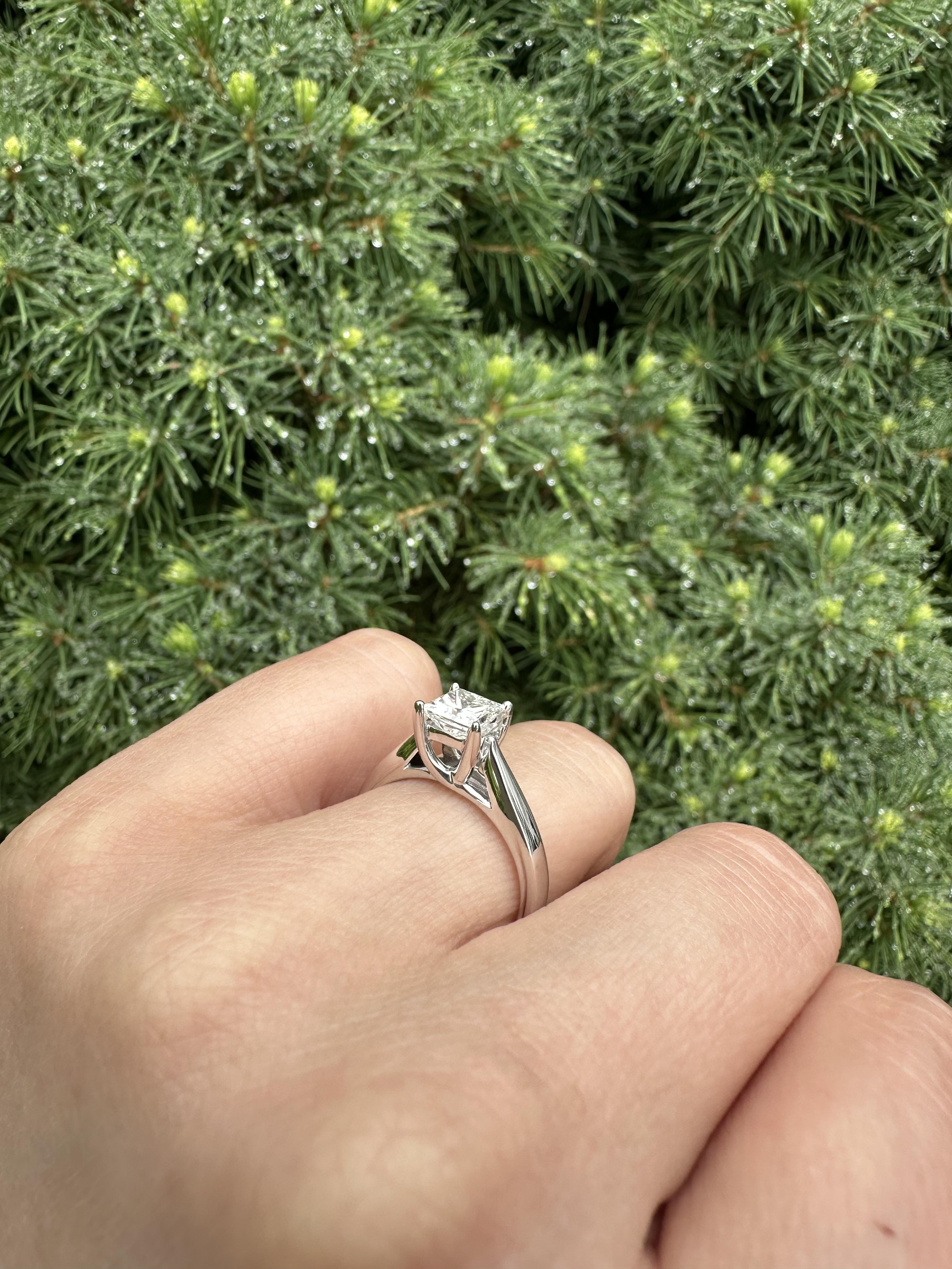 Celebration Diamond Bague solitaire en or 14k GIA .98ct Princess Cut F SI2 Diamond Solitaire Ring Excellent état - En vente à Montclair, NJ