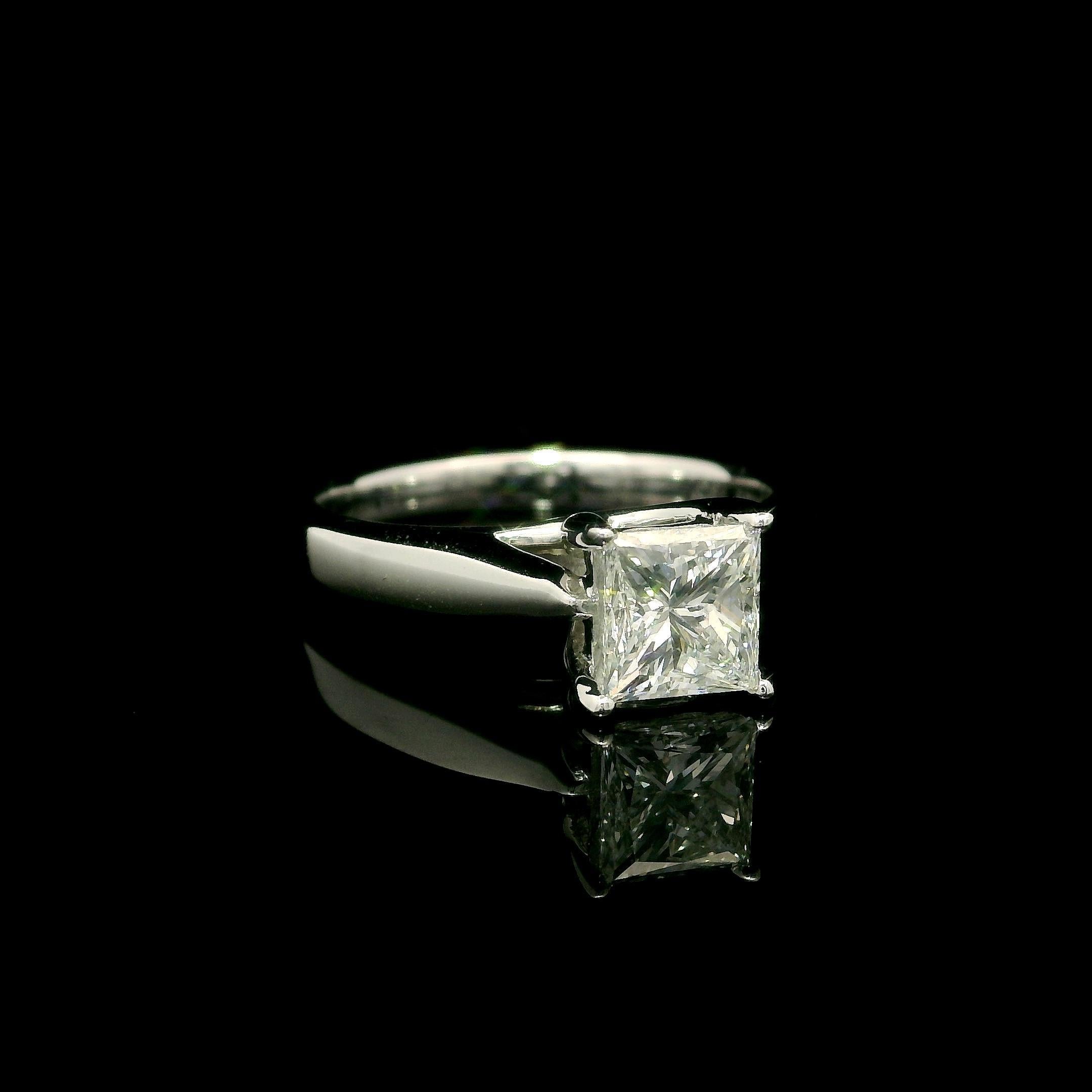 Celebration Diamond Bague solitaire en or 14k GIA .98ct Princess Cut F SI2 Diamond Solitaire Ring en vente 1