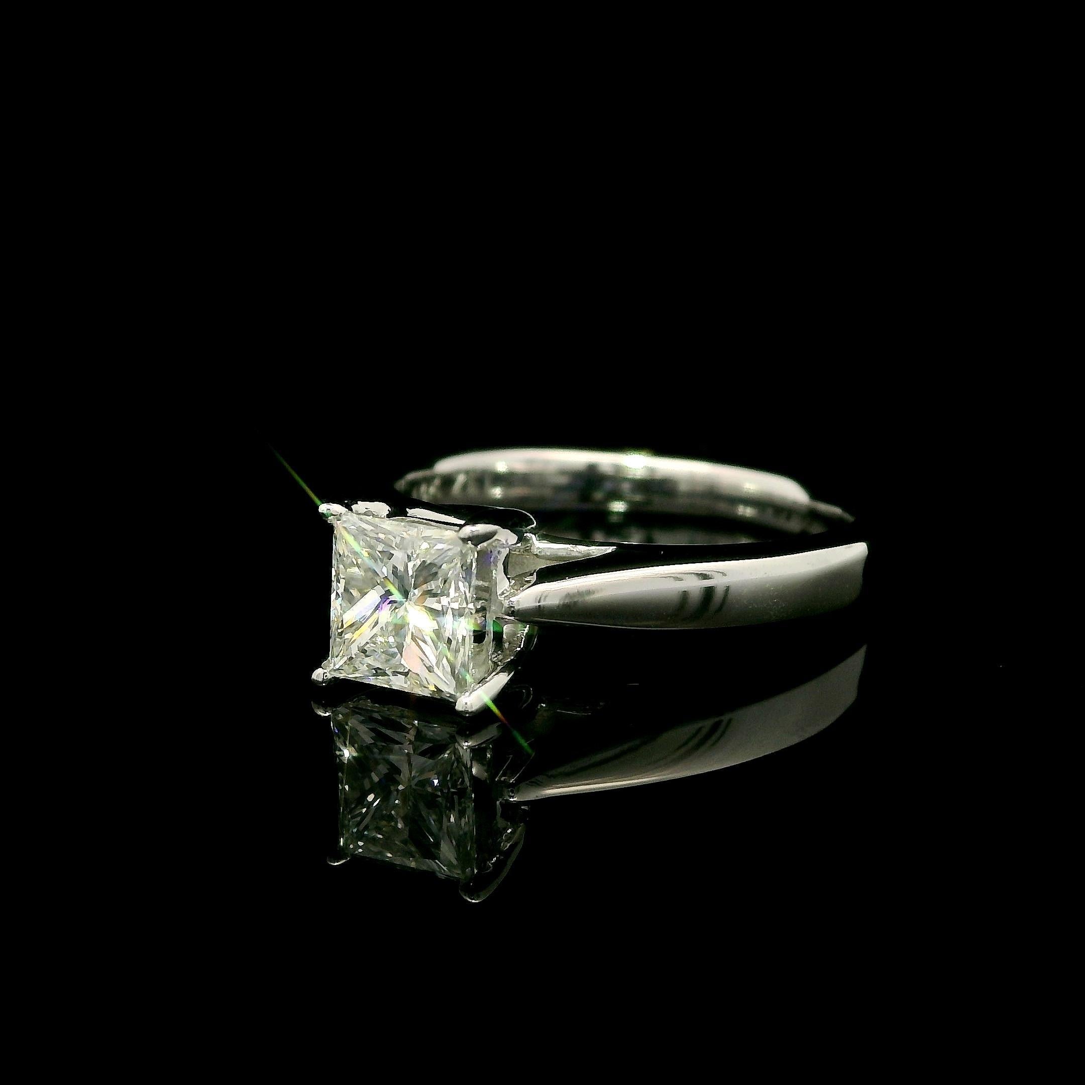 Celebration Diamond Bague solitaire en or 14k GIA .98ct Princess Cut F SI2 Diamond Solitaire Ring en vente 4