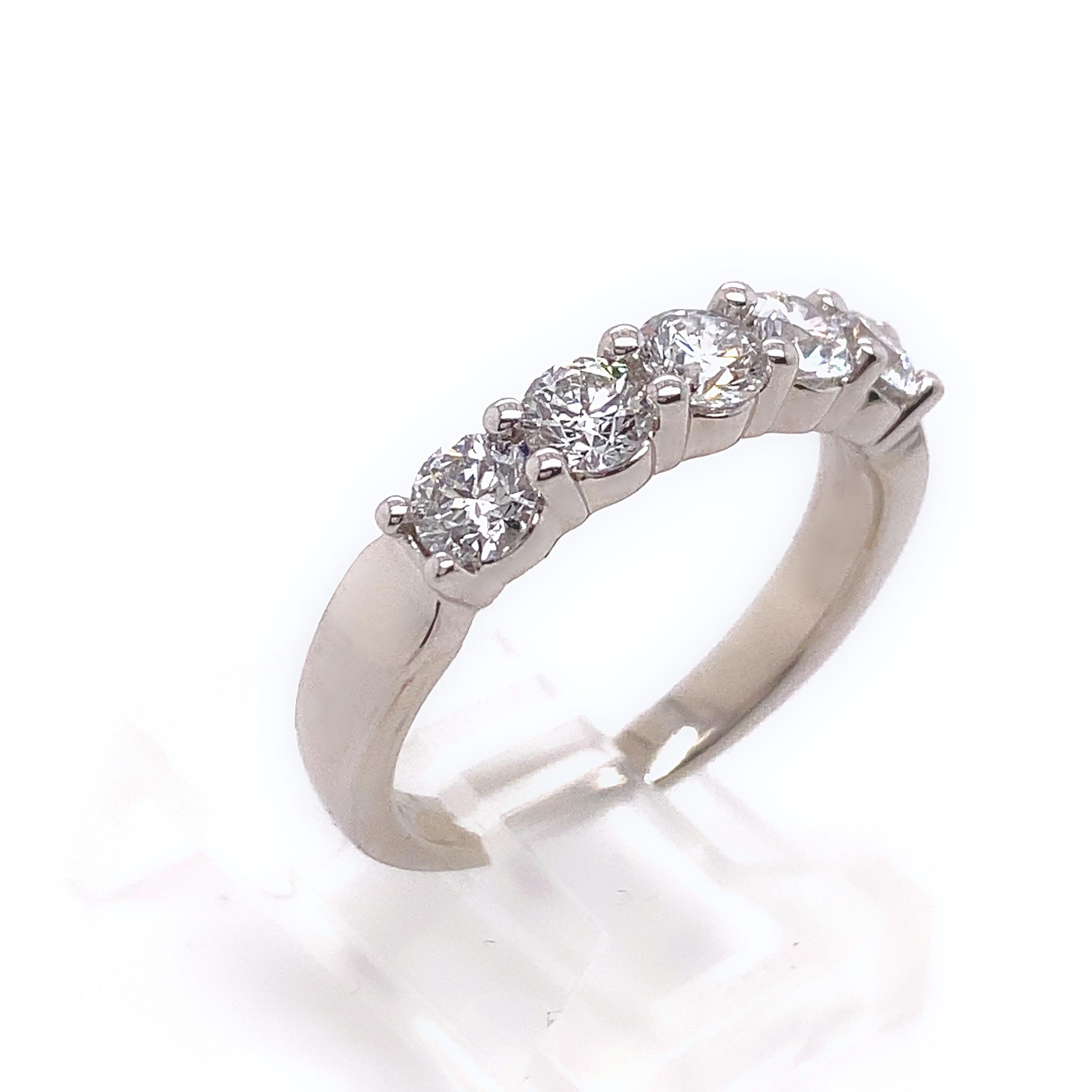Celebration Grand Diamonds Anillo de cinco diamantes en oro blanco de 14 quilates en venta 5