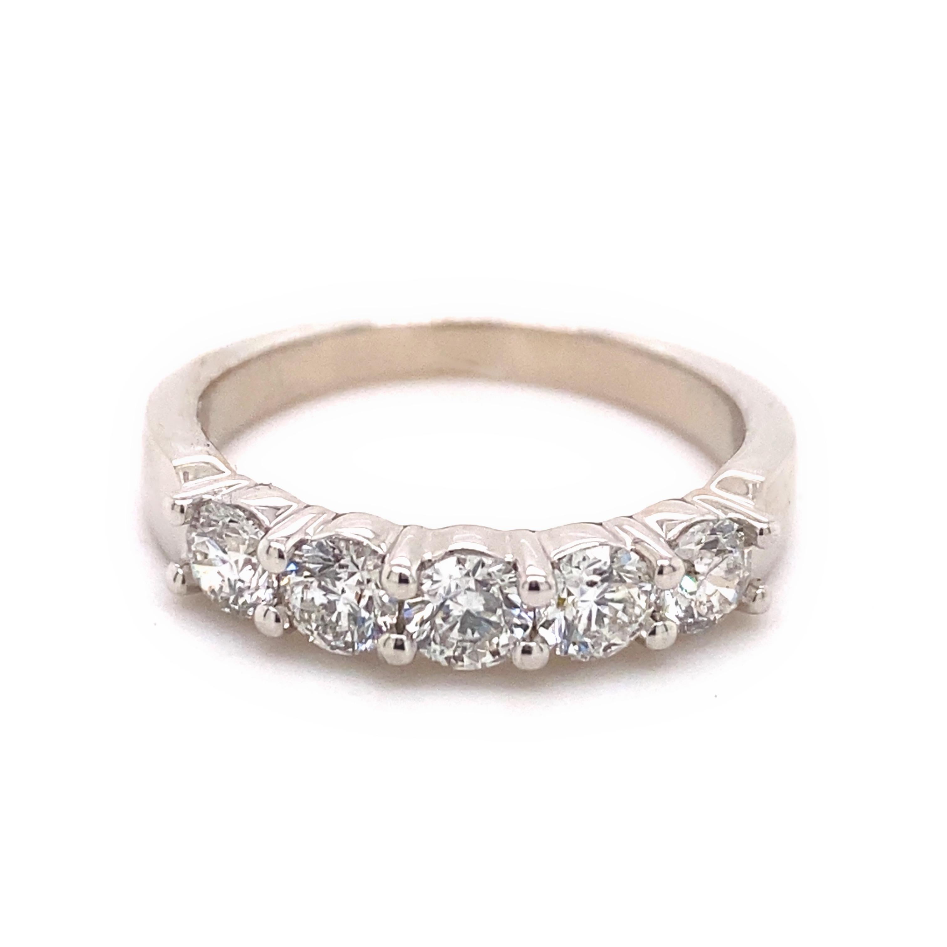 Celebration Grand Diamonds Anillo de cinco diamantes en oro blanco de 14 quilates en venta 6