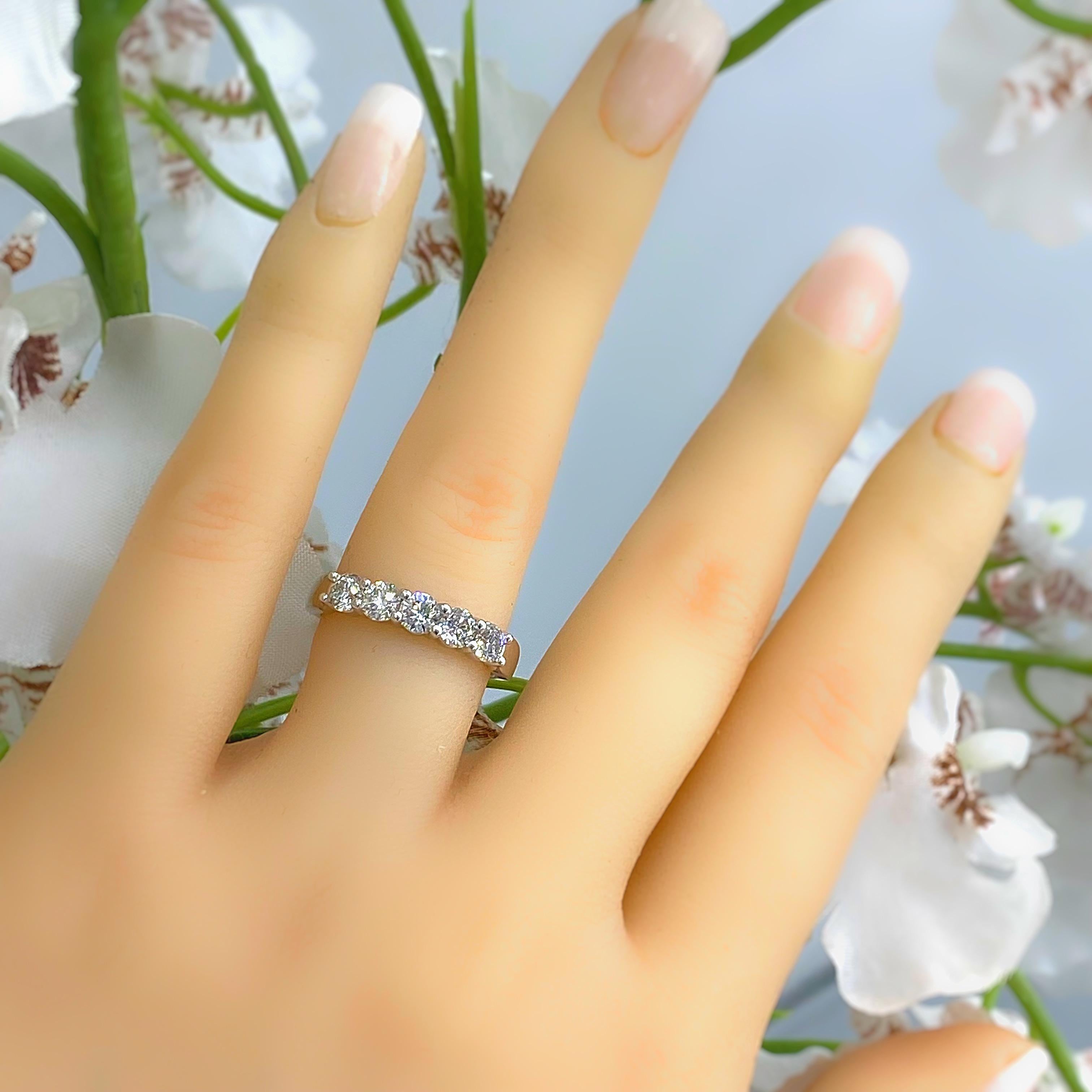 Celebration Grand Diamonds Anillo de cinco diamantes en oro blanco de 14 quilates Corte redondo en venta