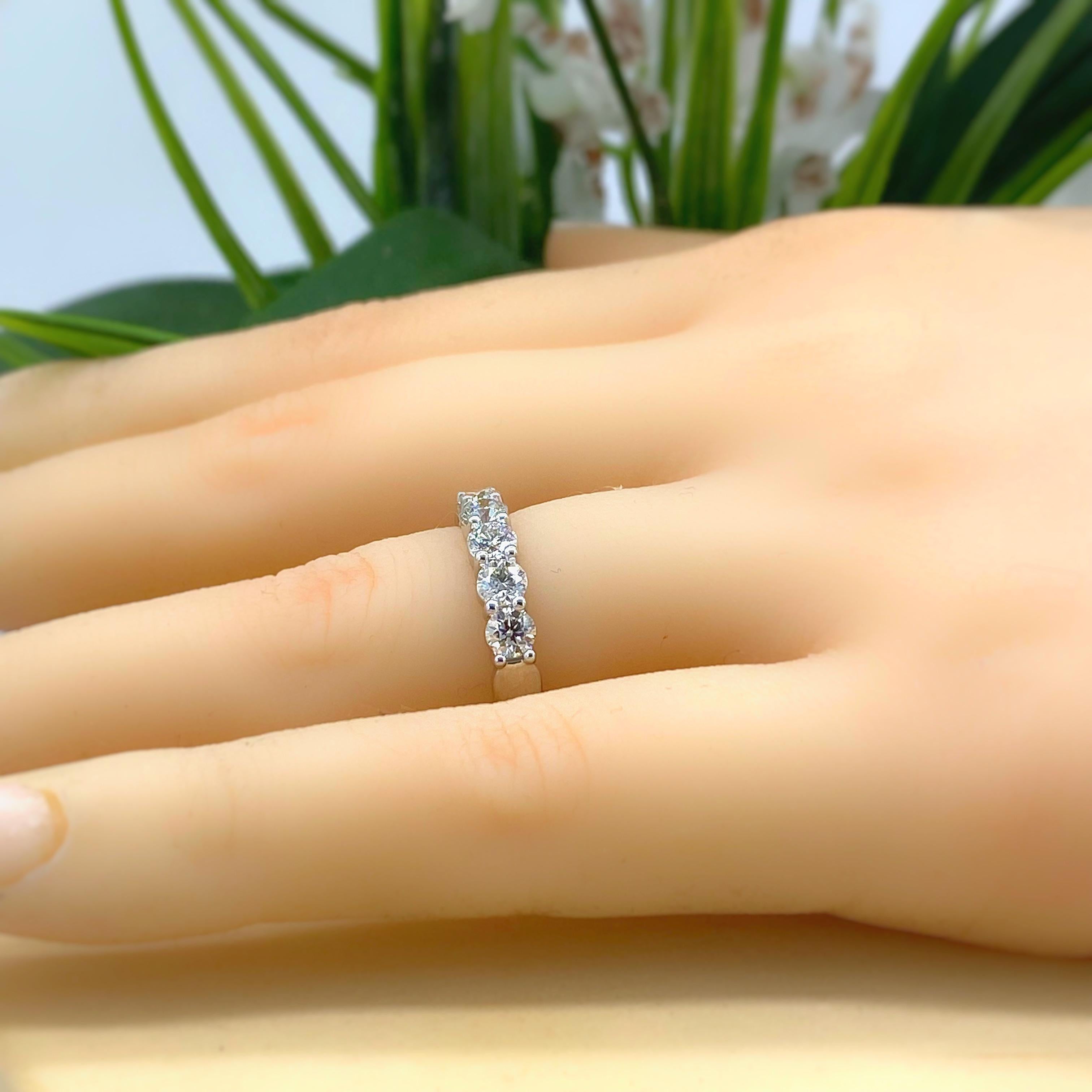 Celebration Grand Diamonds Anillo de cinco diamantes en oro blanco de 14 quilates en Excelente estado para la venta en San Diego, CA
