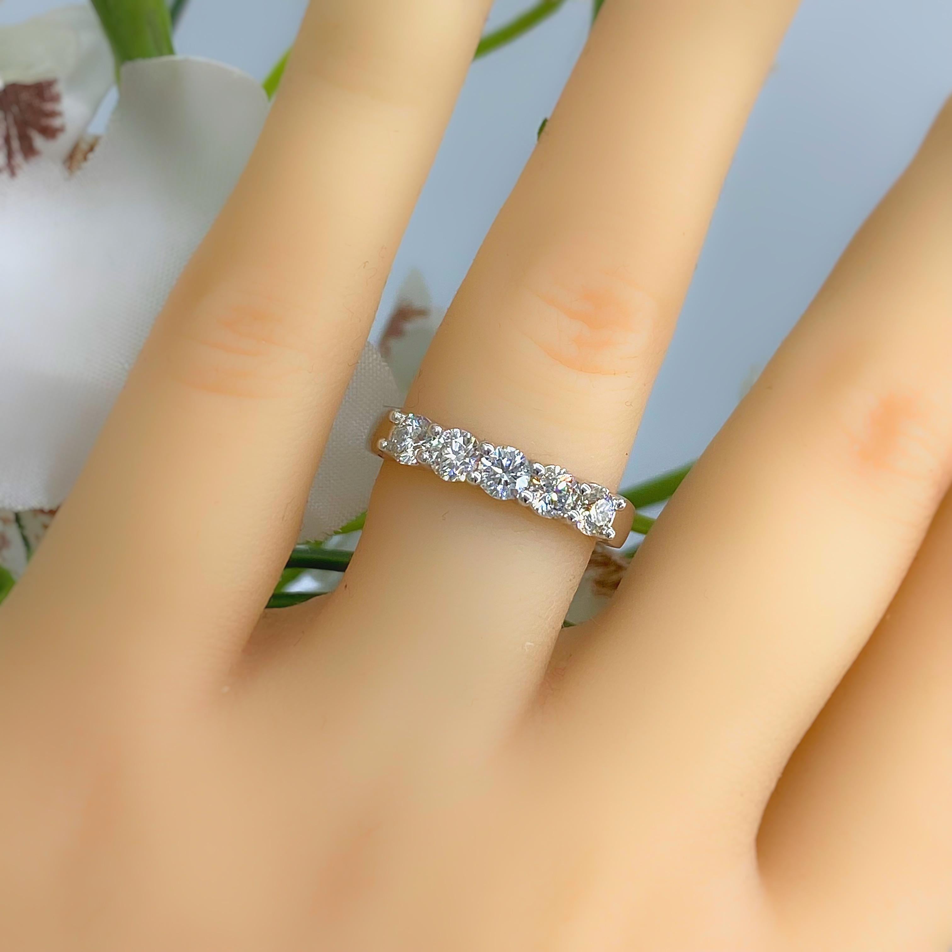 Femenino o masculino Celebration Grand Diamonds Anillo de cinco diamantes en oro blanco de 14 quilates en venta