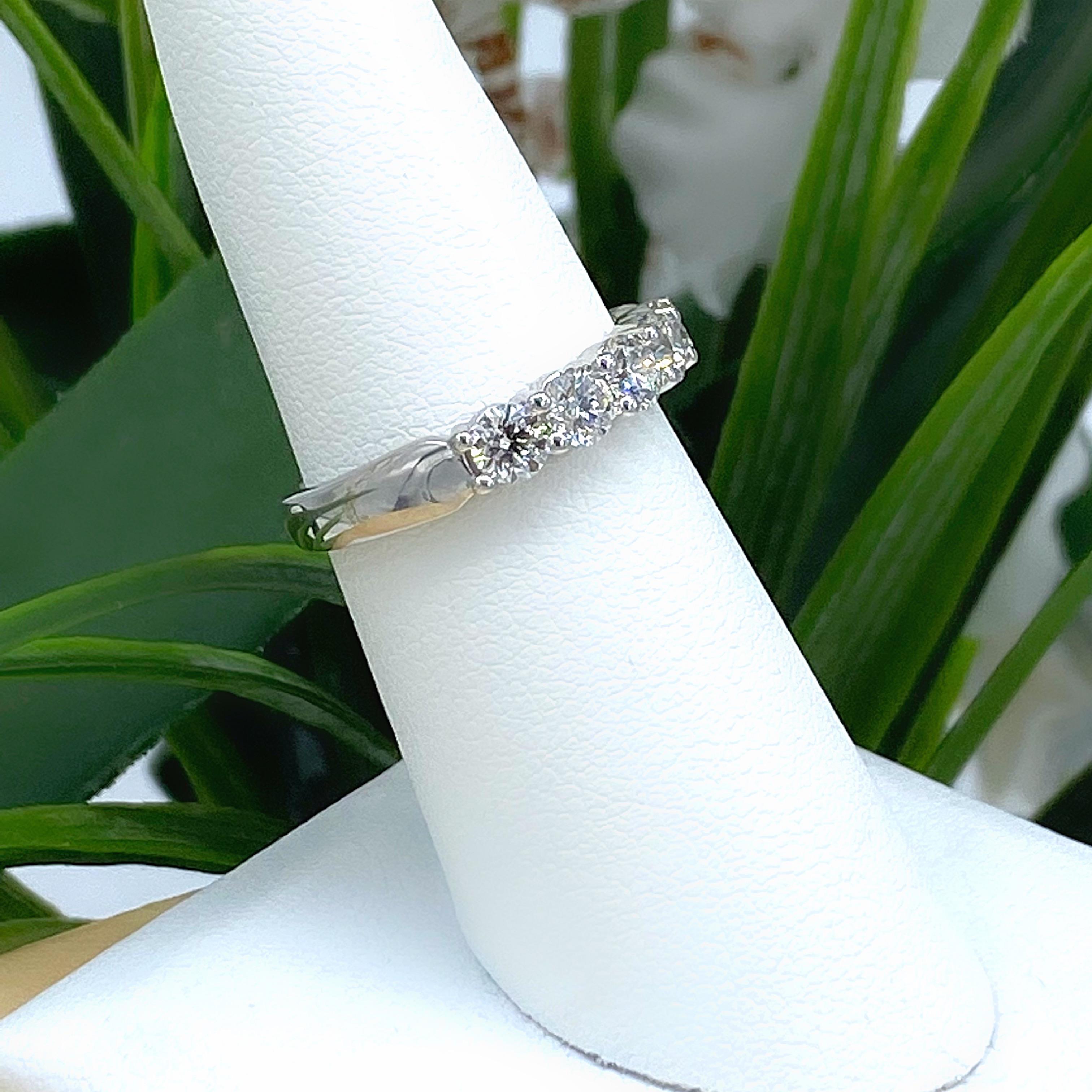 Celebration Grand Diamonds Anillo de cinco diamantes en oro blanco de 14 quilates en venta 2