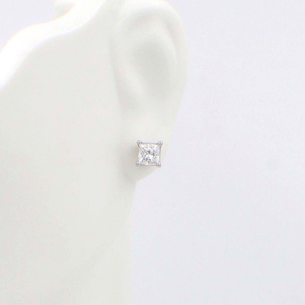 Clous d'oreilles de célébration en or blanc 18 carats avec diamants taille princesse 0,98 carat TCW et certificat en vente 6