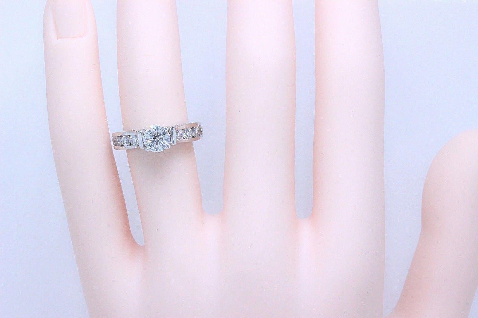 Bague de fiançailles de célébration en or blanc 18 carats avec diamants ronds de 1,46 carat en vente 5