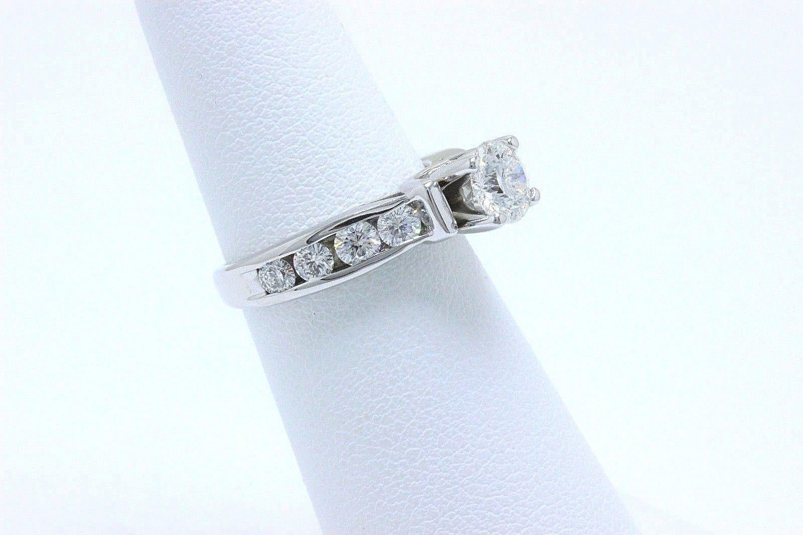 Bague de fiançailles de célébration en or blanc 18 carats avec diamants ronds de 1,46 carat en vente 4