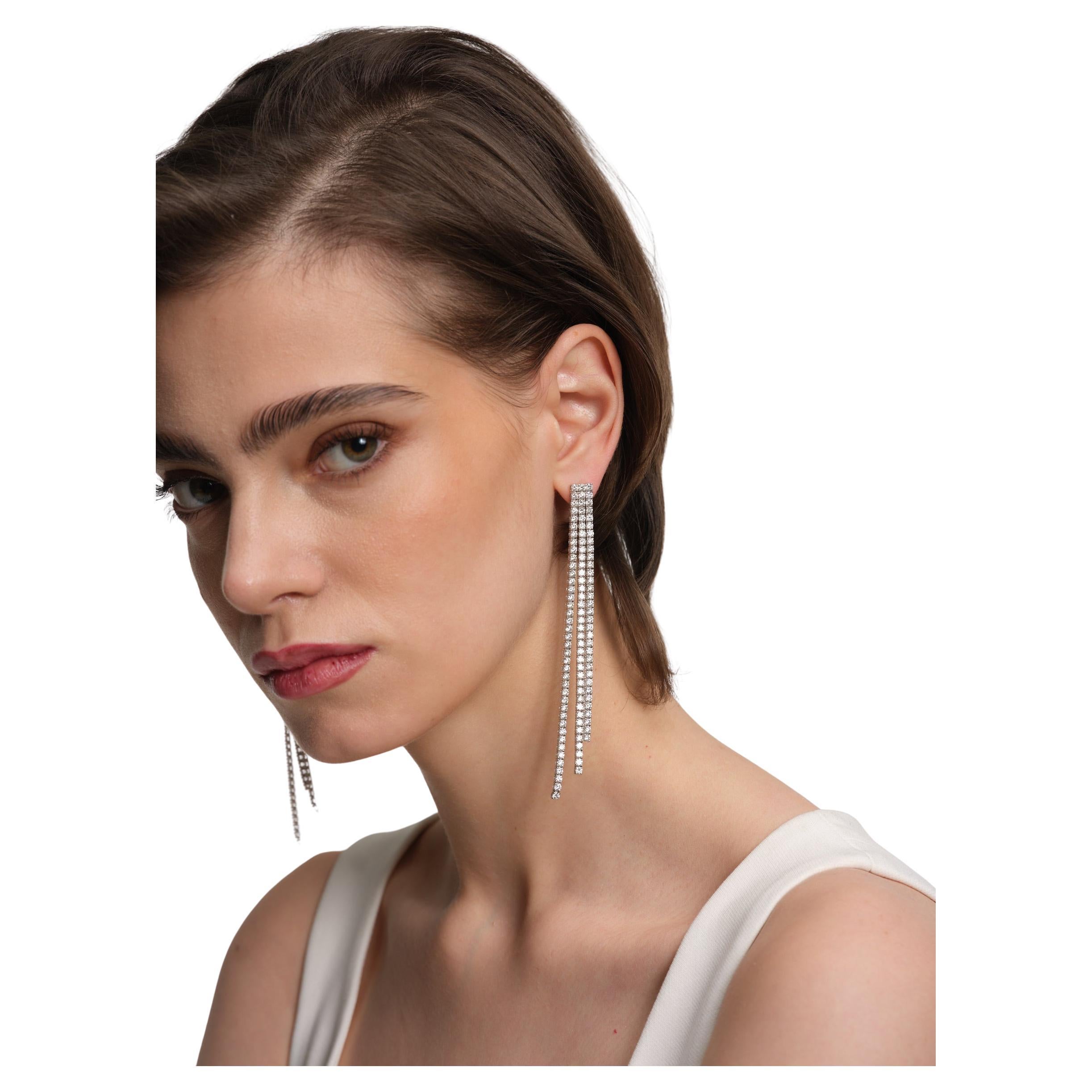 Celebrities’ Favorite 18K White Gold Diamond Dangle Earrings In New Condition For Sale In Abu Dhabi, Abu Dhabi