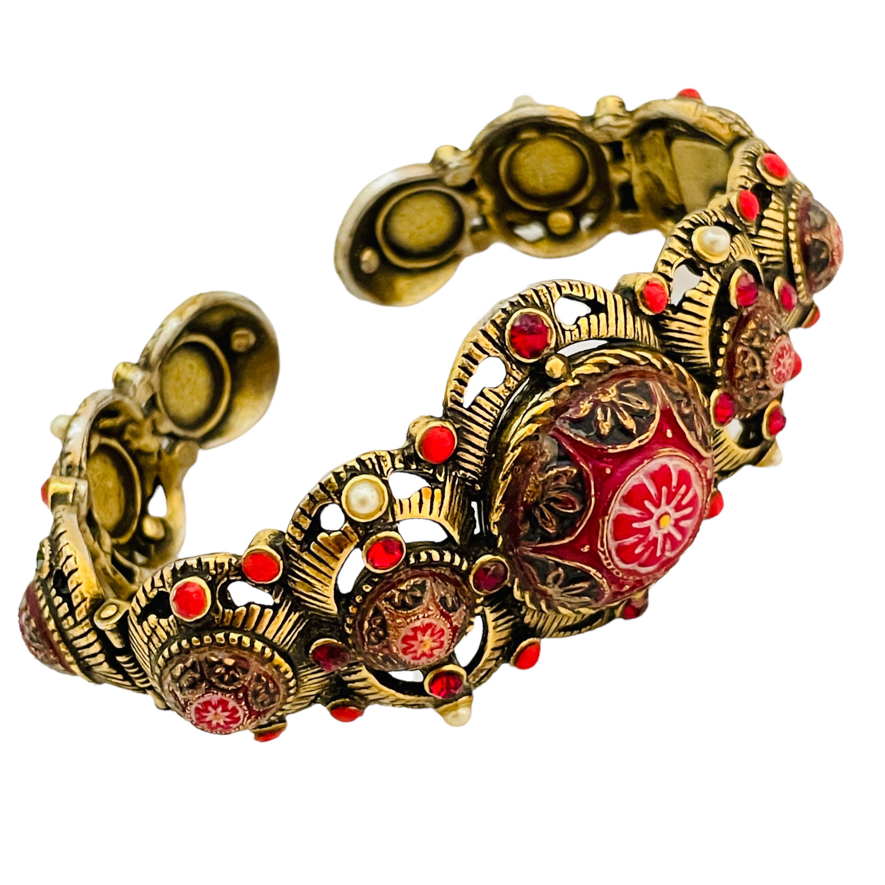 CELEBRITY NY braccialetto vintage con smalto d'oro e penzoloni di design in vendita 2