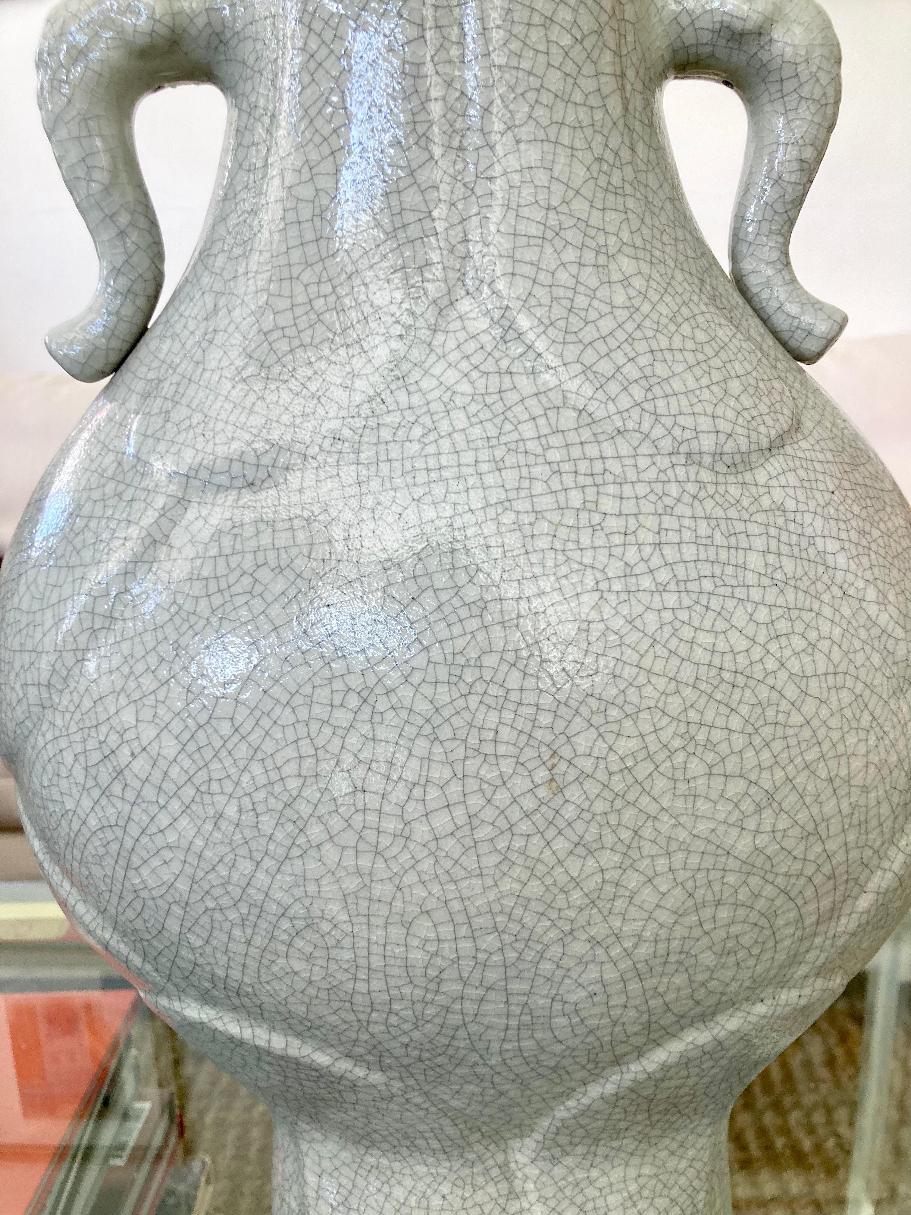 Pareja de lámparas de mesa asiáticas de cerámica Celedón en venta 4