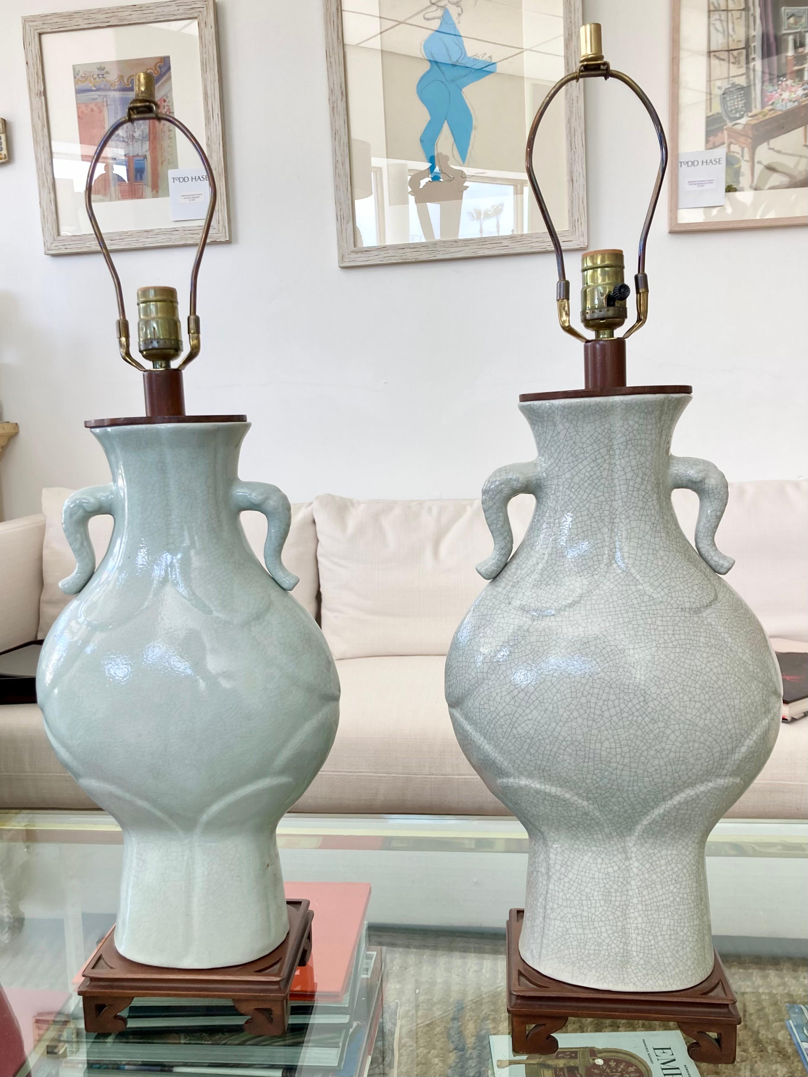 Magnifique paire de lampes de table asiatiques en céramique celedon. Il suffit d'ajouter les nuances de votre choix. 