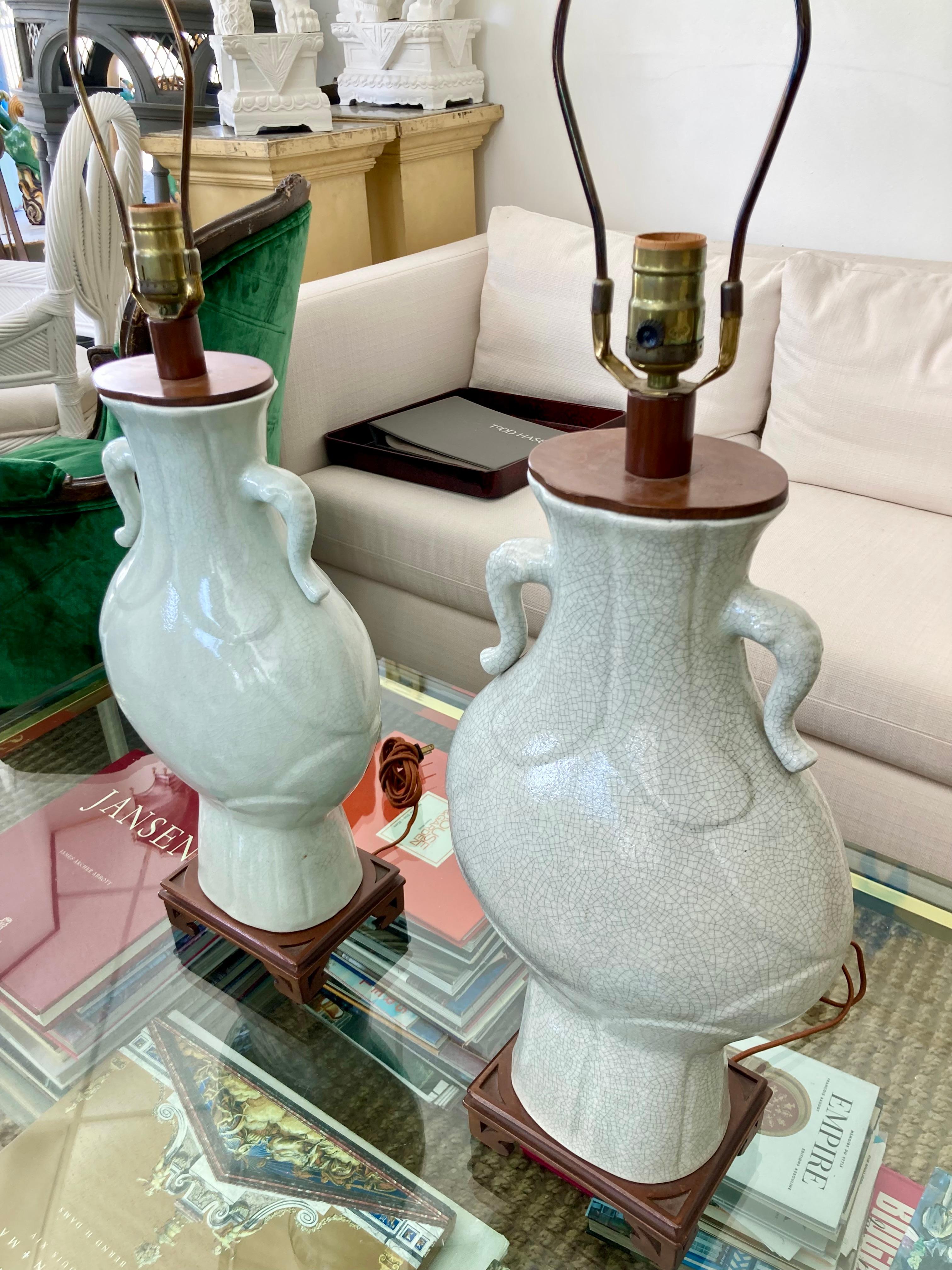 Chinois Paire de lampes de table asiatiques en céramique Celedon en vente